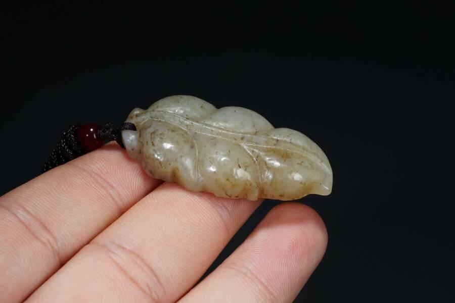 上海都达杂项专场六十六【全场包邮】 天然和田玉青花籽精雕《金枝玉叶》挂件 附鉴定证书66-142