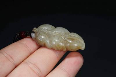 上海都达杂项专场103【全场包邮】  天然和田玉青花籽精雕《金枝玉叶》挂件 附鉴定证书66-142