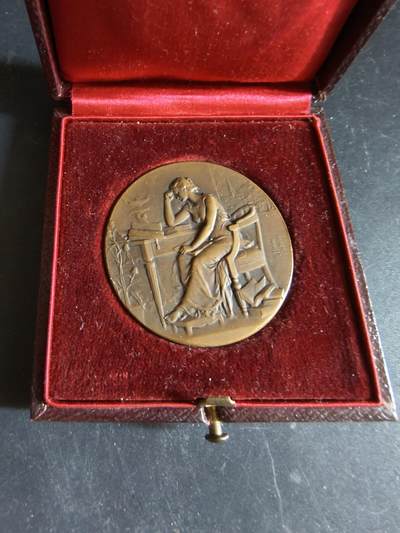 老王徽章第191期 - 法国里尔市顶级私立学校圣女贞德课程大铜章     原盒      正面为沉思女性形象      该校课程以民族英雄圣女贞德命名      直径43mm     重量37.2g      大师亨利·杜布瓦作品