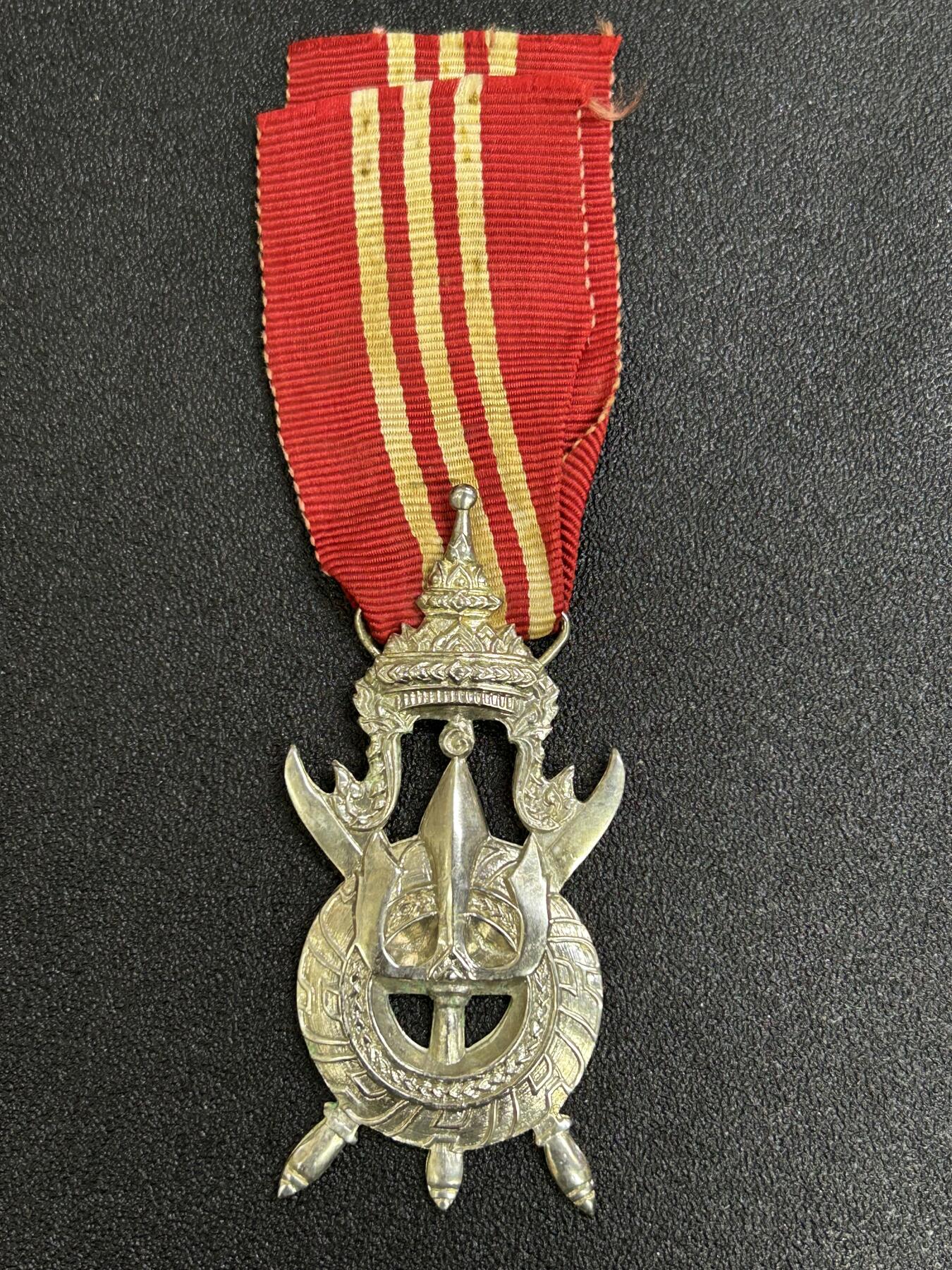 西秦中古拍卖第八十三期  老挝王国军事奖章 法国代工版 约1970年由瓦达纳国王设立，以奖励在王国正规军中的英勇行为和功绩。