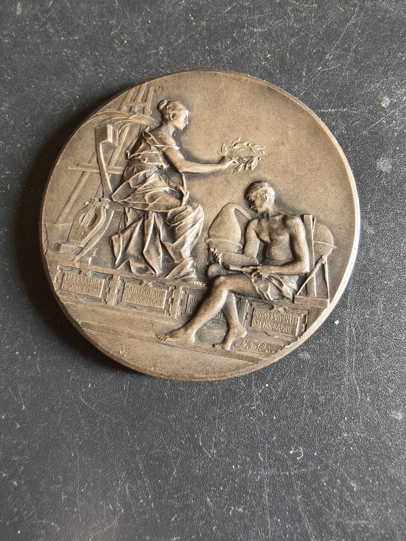 老王徽章第191期 法国1922年工商雇员工会镀银大铜章     大师里维特作品    新古典主义风格的知识/学术女神向劳动者授予月桂枝      原盒      直径42mm    重量36g 