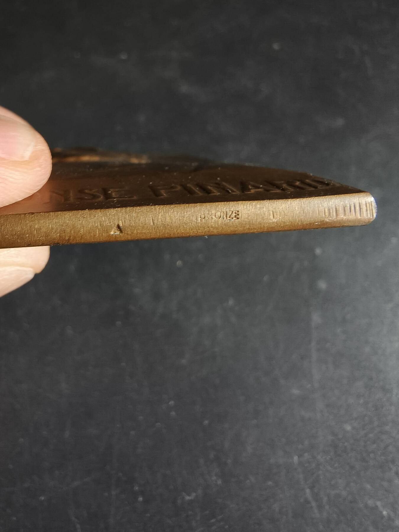 老王徽章第191期 法国冶金工业协会主席阿尔方斯·皮纳尔获得指挥官级荣誉军团勋章方形大铜章      阿尔方斯·皮纳尔是20世纪初法国工业届领袖，身兼冶金，铸造，工商等核心组织的荣誉主席职任，于1900年获颁指挥官级荣誉军团勋章        大师埃米尔·布兰作品      尺寸60×75mm     重量188.1g     原盒盒子有损坏