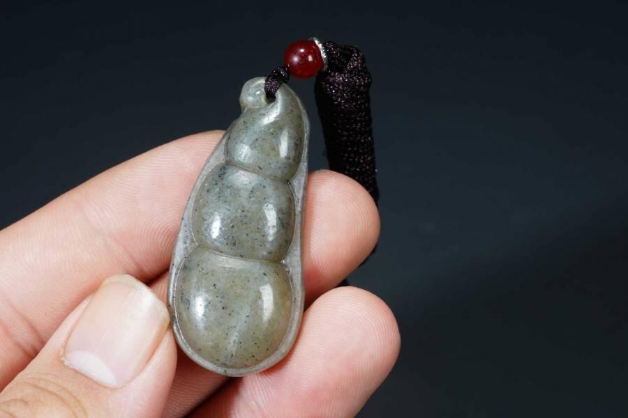 上海都达杂项专场七十二【全场包邮】 天然点墨青花和田玉精雕《福豆》挂件 附鉴定证书64-84