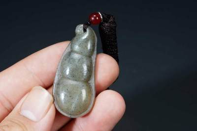 上海都达杂项专场103【全场包邮】  天然点墨青花和田玉精雕《福豆》挂件 附鉴定证书64-84