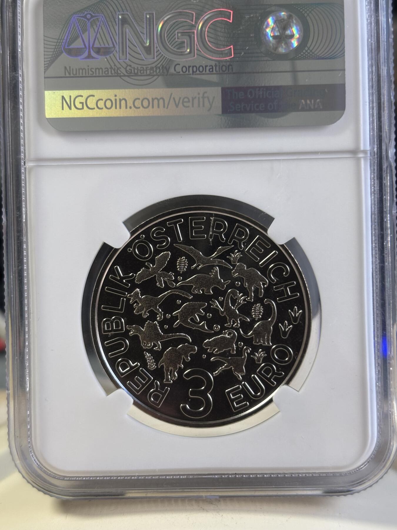 第197期拍卖  奥地利2021年夜光恐龙系列亚伯达戟龙纪念币NGC-MS70首