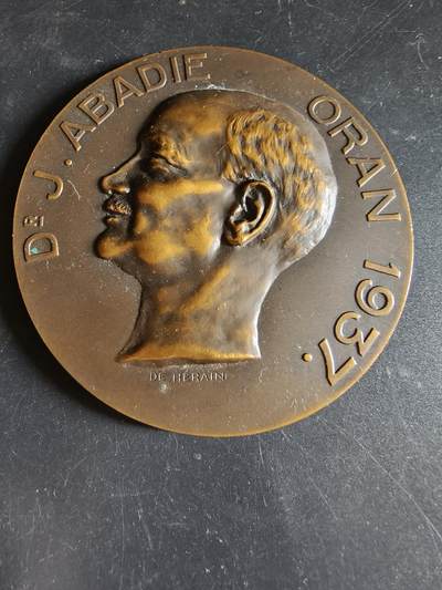 老王徽章第191期 - 法属阿尔及利亚奥兰市著名医生朱尔·阿巴迪大铜章     高浮雕       直径90mm     重量268.9g直径