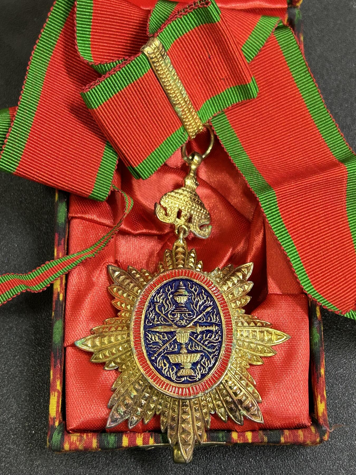 西秦中古拍卖第八十三期  柬埔寨王国指挥官级皇家勋章 三级皇家勋章 带原盒 现行版本，有一点浮锈