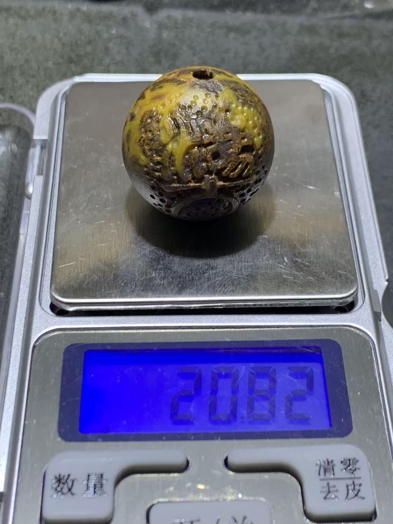 精美亚光风化纹冰飘草花纹战国红玛瑙手工雕刻珠一颗！