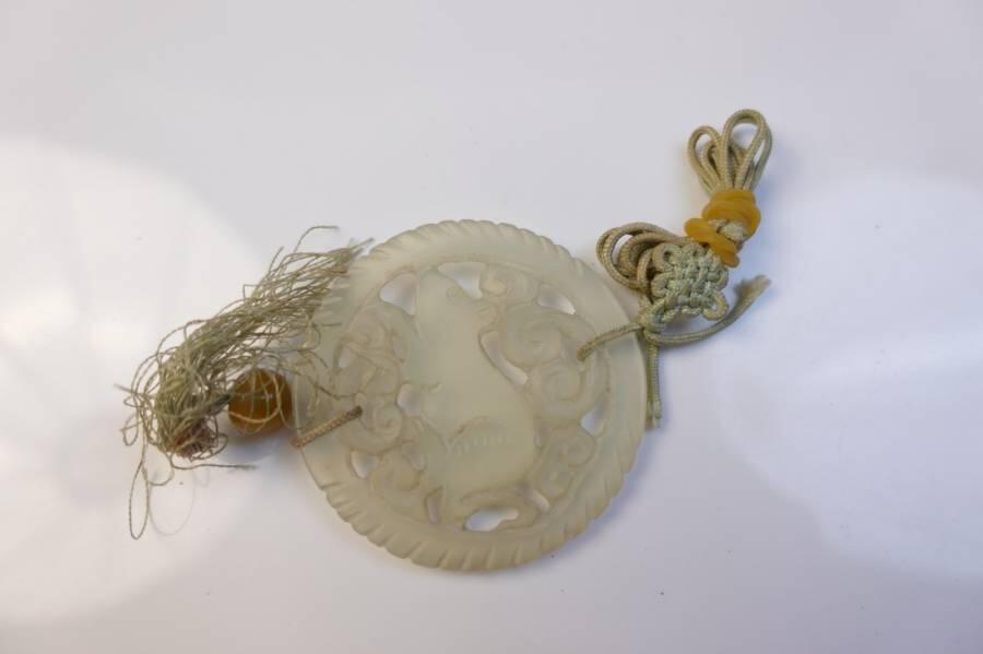 上海都达杂项专场七十二【全场包邮】 清代天然岫玉双面立体雕《生肖鼠》镂空挂件68-140