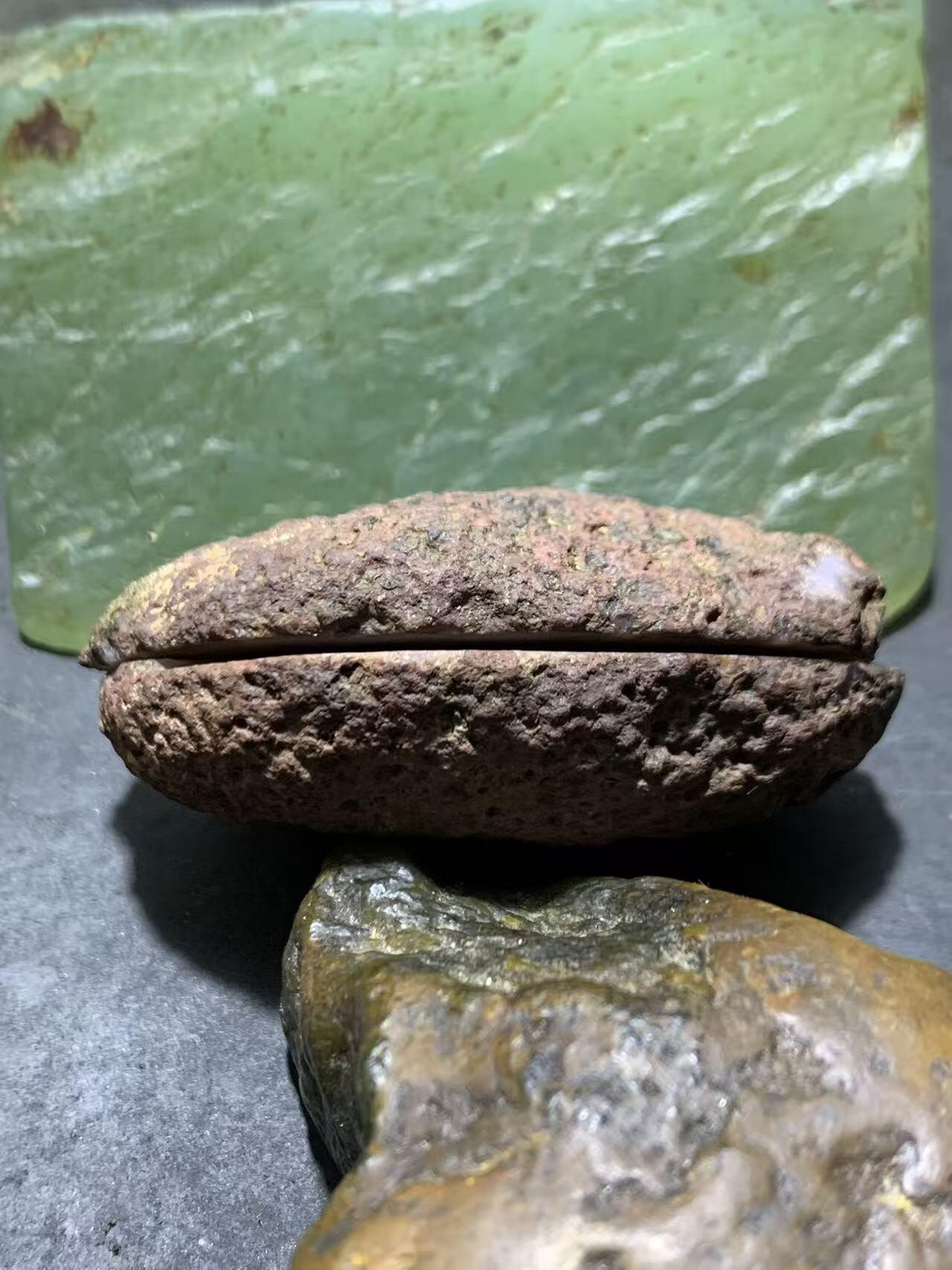 精美亚光原皮冰飘紫罗兰战国红玛瑙对切原石摆件一对，