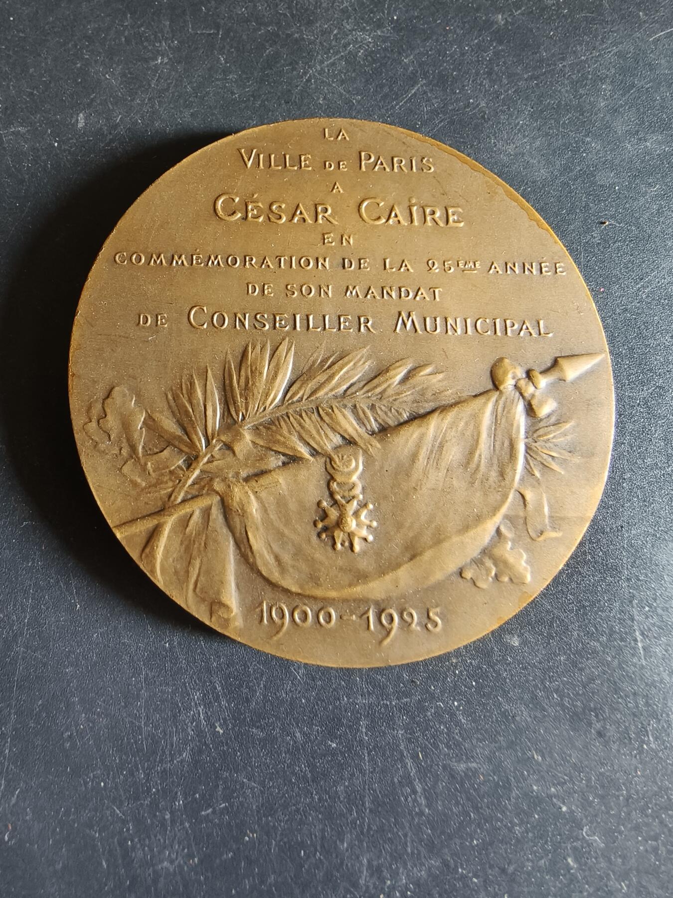 老王徽章第191期 法国1925年巴黎市议员塞萨尔·凯尔任职25周年大铜章      原盒,盒子卡扣有老化变形      大师莱昂·德尚作品      直径60mm     重量97.5g