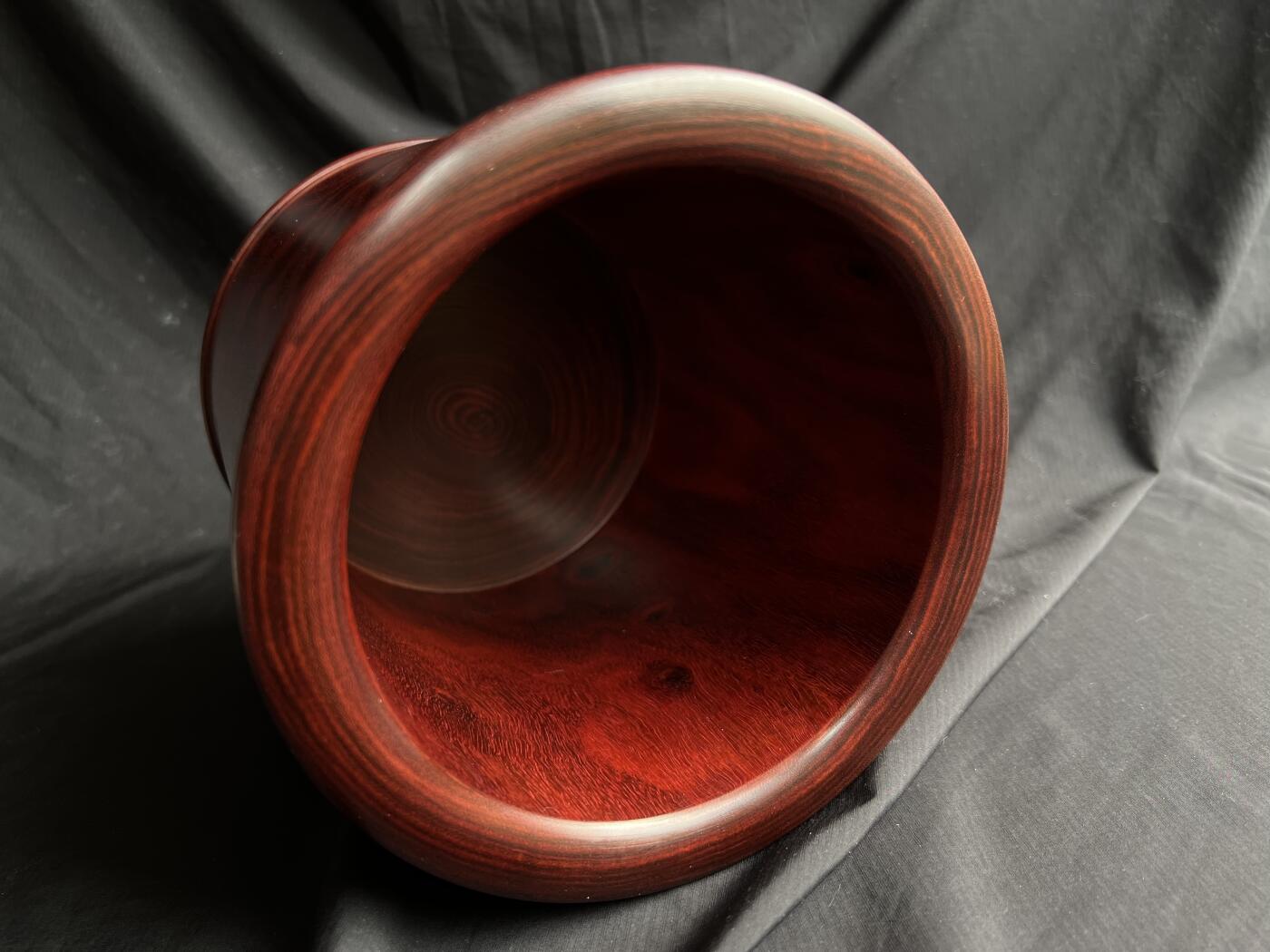 零元拍：精工非洲小叶紫檀（非印度小叶紫檀） 大号笔筒，满纹带水波带瘤子。差不多有七斤左右，精工打磨，花纹漂亮。16.8/16.5/15.5/壁厚约1.7CM。