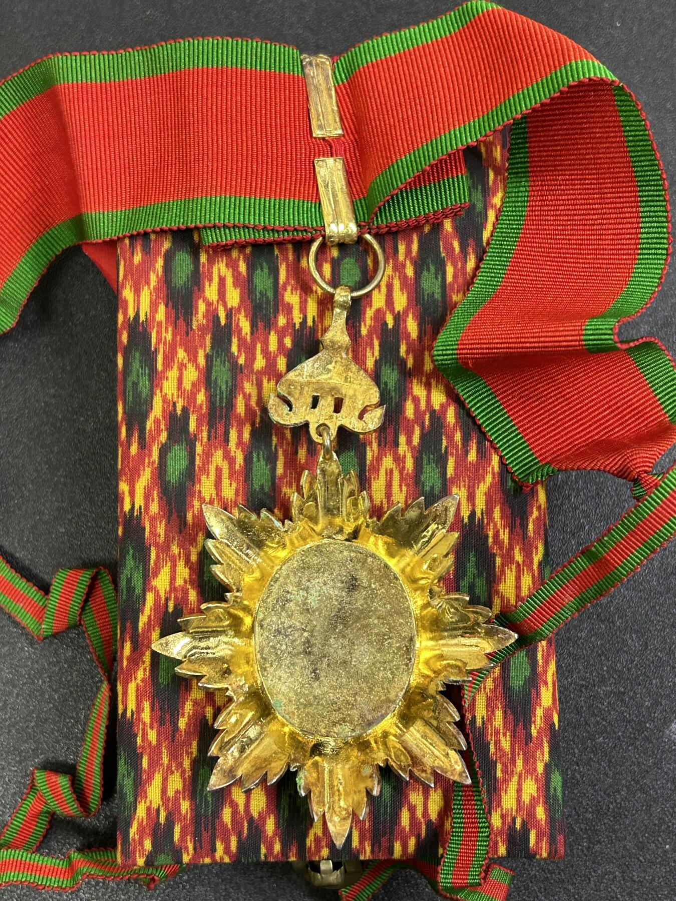 西秦中古拍卖第八十三期  柬埔寨王国指挥官级皇家勋章 三级皇家勋章 带原盒 现行版本，有一点浮锈