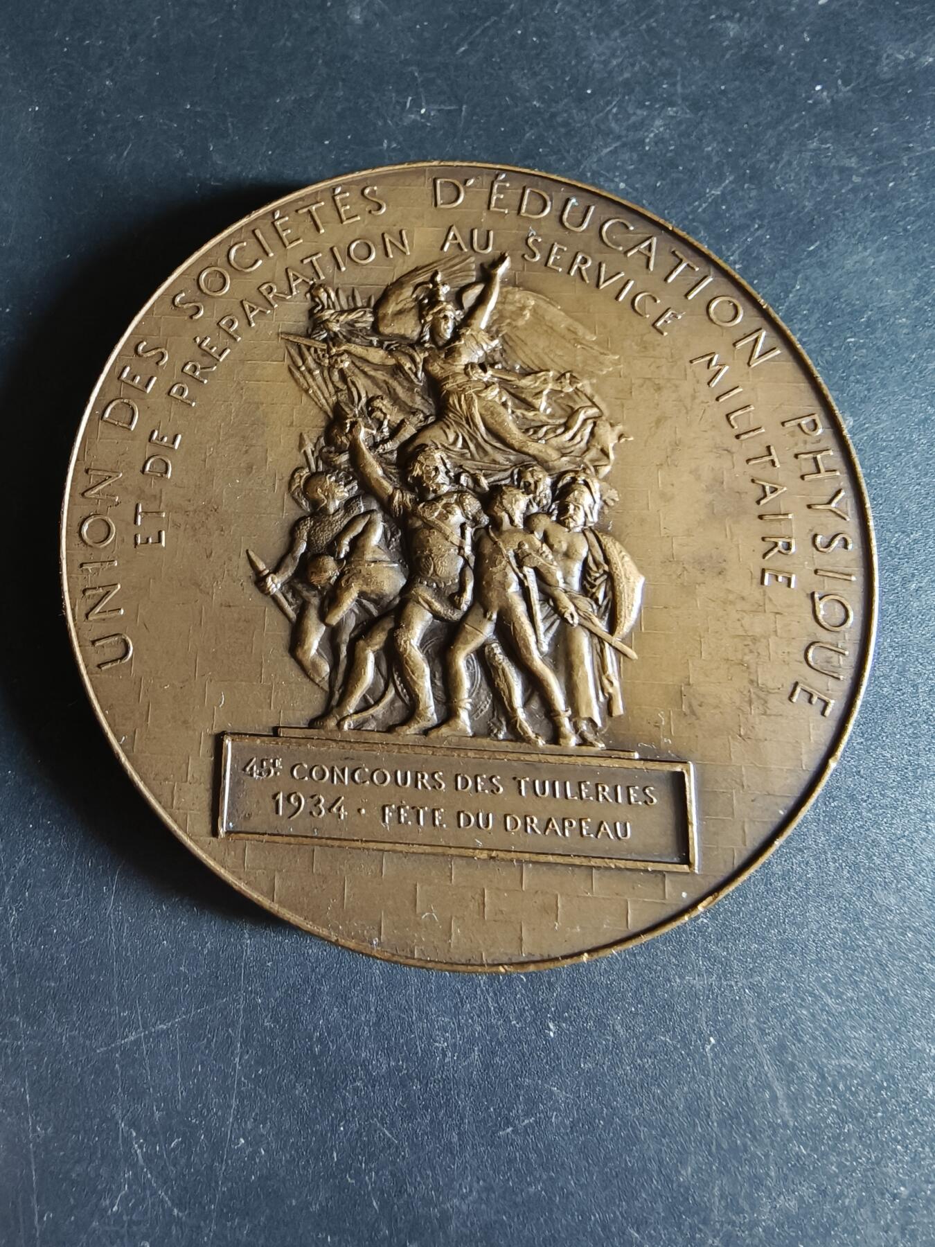 老王徽章第191期 法国体育教育协会暨军事预备服务联盟大铜章      大师让·维尔农作品      背面为胜利女神➕战士形象   正面为法国军事体育奠基人阿道夫·谢龙       直径68mm     重量154.9g