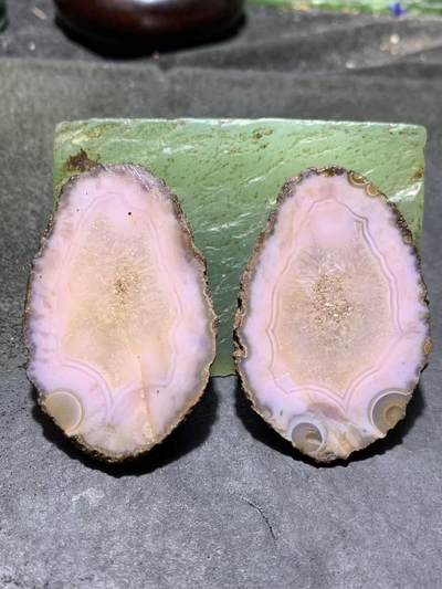 精美亚光原皮冰飘紫罗兰战国红玛瑙对切原石摆件一对， - 精美亚光原皮冰飘紫罗兰战国红玛瑙对切原石摆件一对，