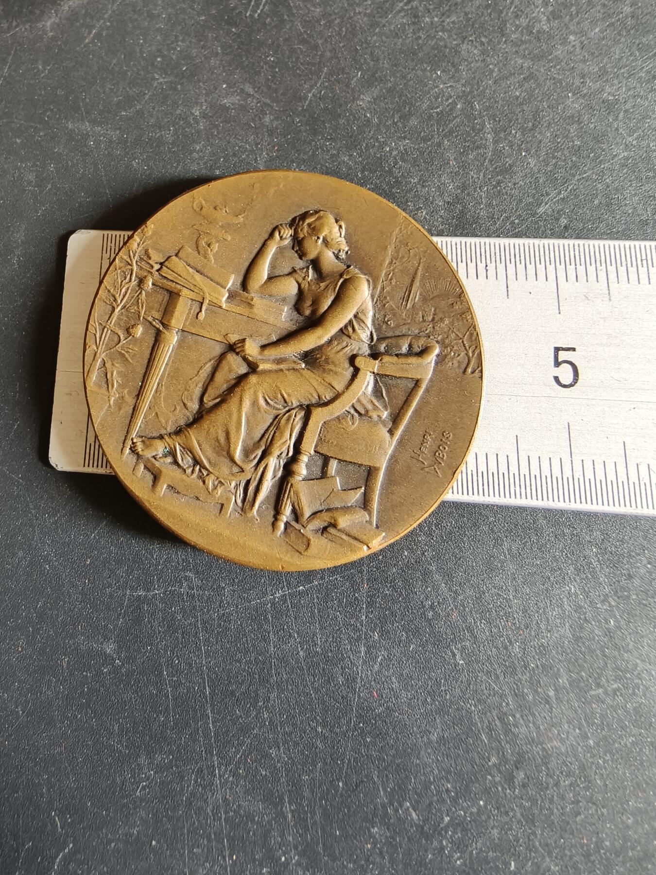 老王徽章第191期 法国里尔市顶级私立学校圣女贞德课程大铜章     原盒      正面为沉思女性形象      该校课程以民族英雄圣女贞德命名      直径43mm     重量37.2g      大师亨利·杜布瓦作品