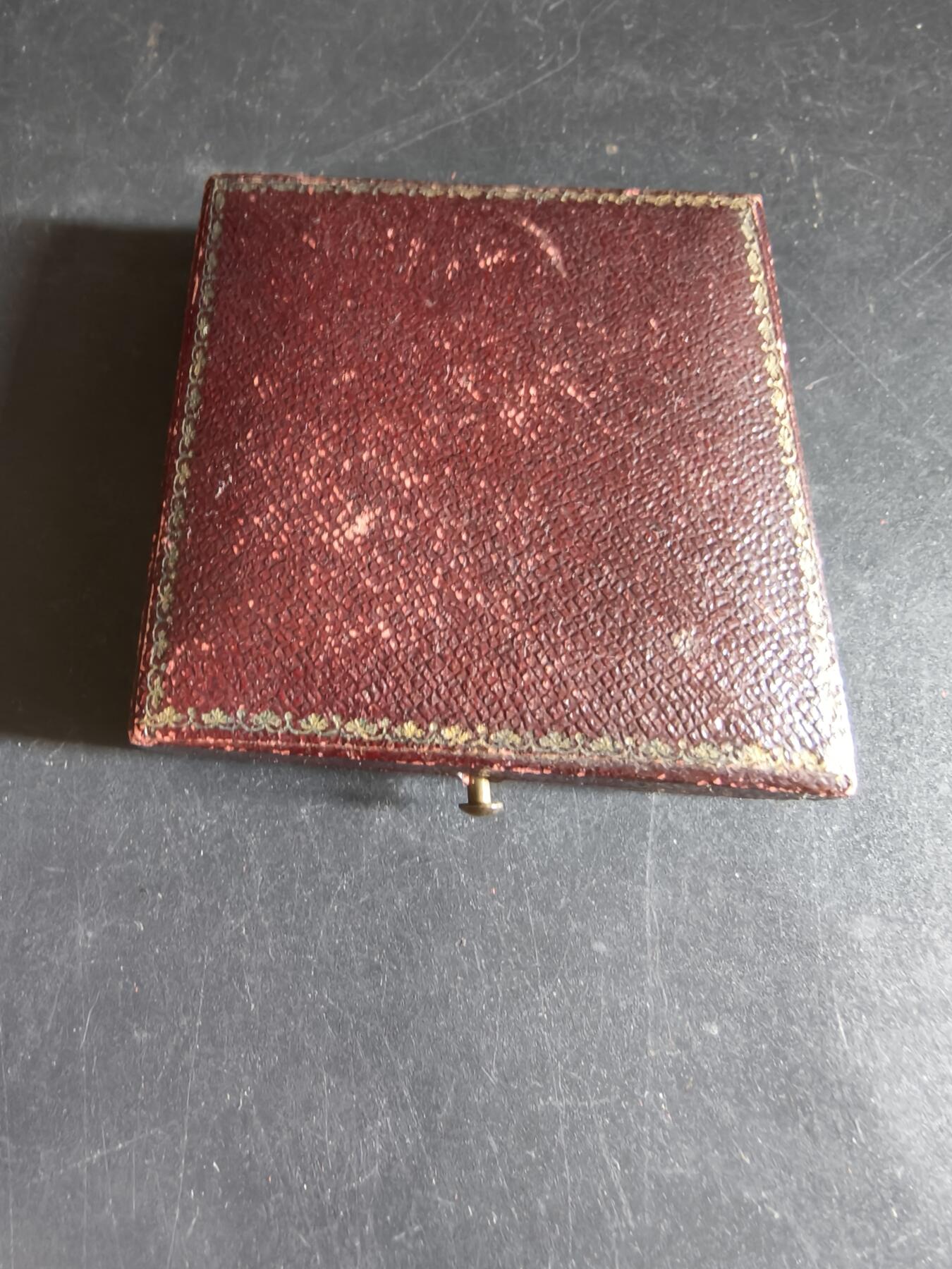 老王徽章第191期 法国里尔市顶级私立学校圣女贞德课程大铜章     原盒      正面为沉思女性形象      该校课程以民族英雄圣女贞德命名      直径43mm     重量37.2g      大师亨利·杜布瓦作品