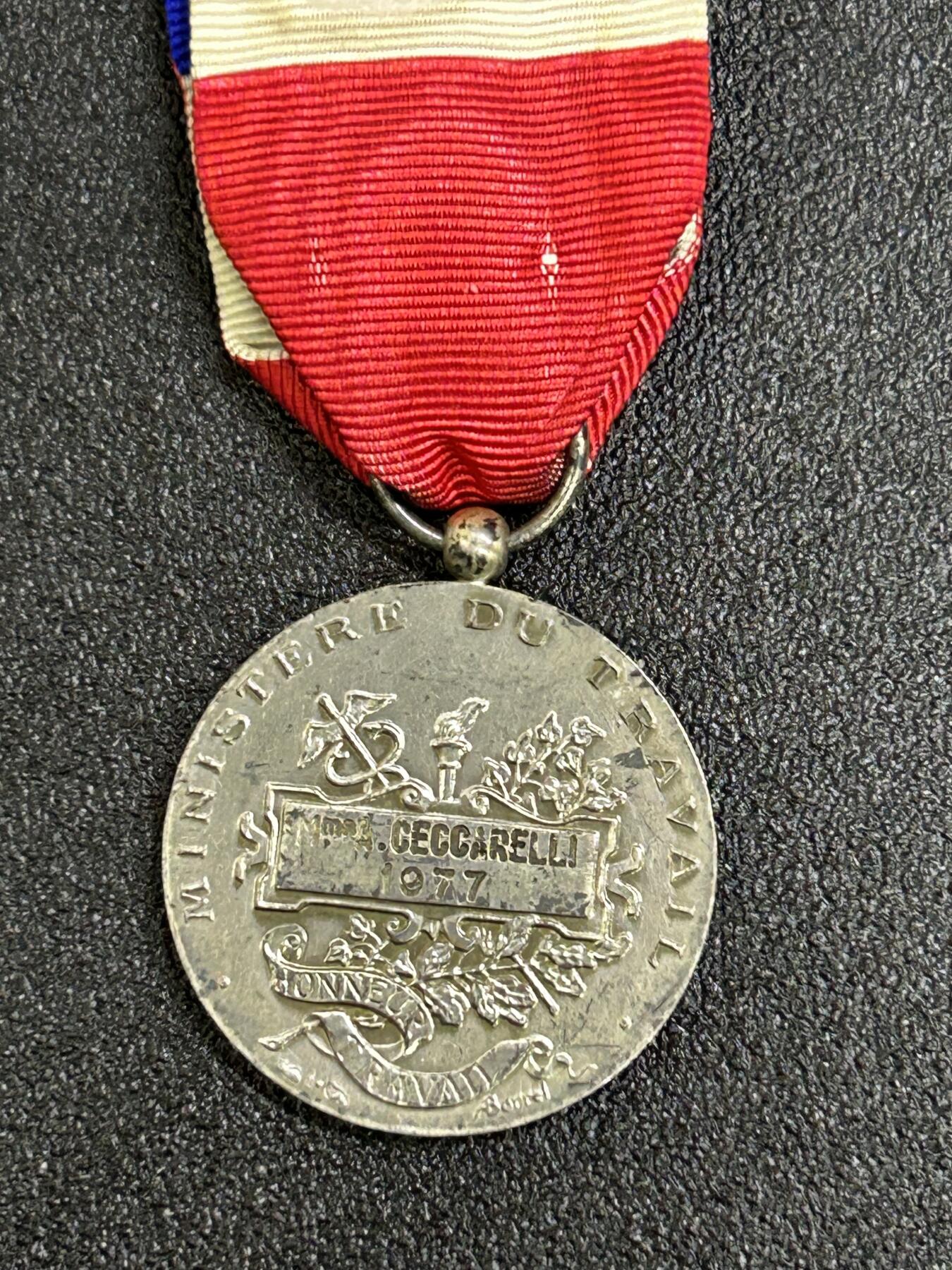 西秦中古拍卖第八十三期  法国劳工奖章 1977年实发 银制 有1字银标