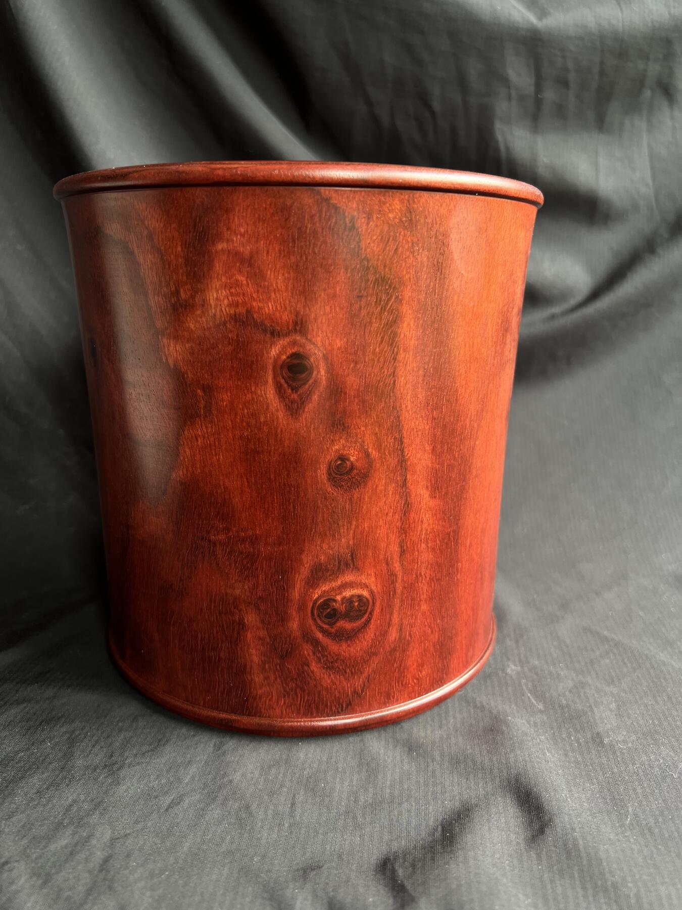 零元拍：精工非洲小叶紫檀（非印度小叶紫檀） 大号笔筒，满纹带水波带瘤子。差不多有七斤左右，精工打磨，花纹漂亮。16.8/16.5/15.5/壁厚约1.7CM。