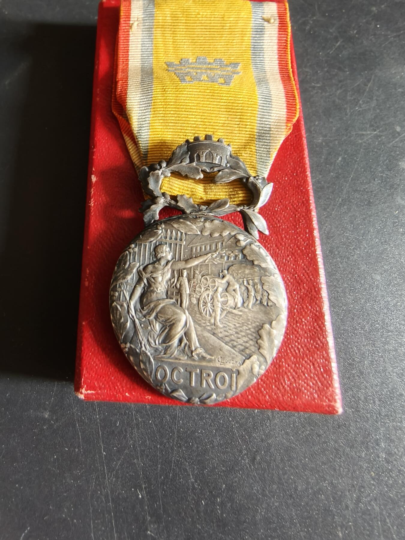 老王徽章第191期 法国银级内务部服役奖章     带纸盒    少见库德雷版本     800银     19.2g 