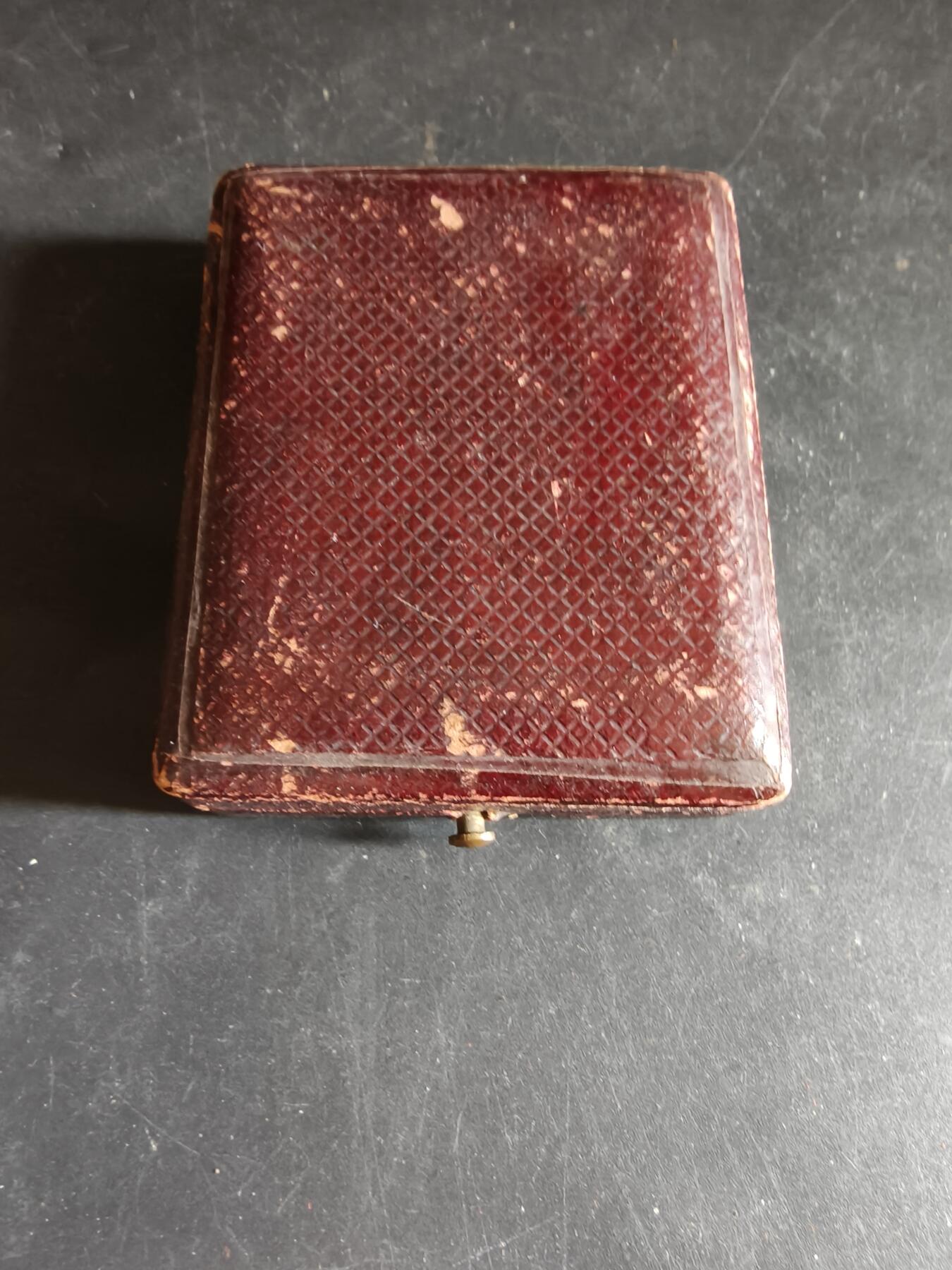 老王徽章第191期 法国巴黎电影-摄影-无线电职业教育协会大铜章    原盒，盒子背后老化开裂     装饰艺术大师夏尔·达曼作品     直径50mm     重量54.5g