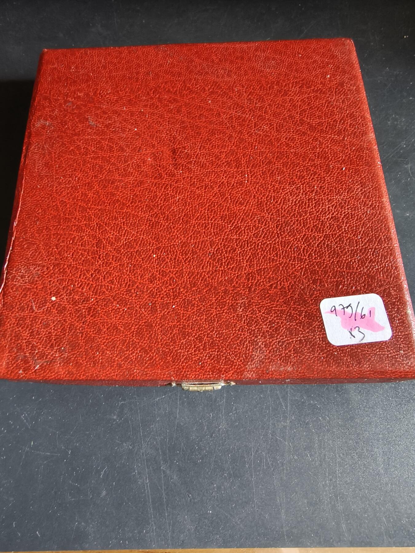 老王徽章第191期 法国夏尔戴高乐将军逝世镀金大铜章     原盒带证书    大师阿尔贝·德·耶格尔作品     青铜镀24k金      带边铭     直径10.7cm      重量713.8g