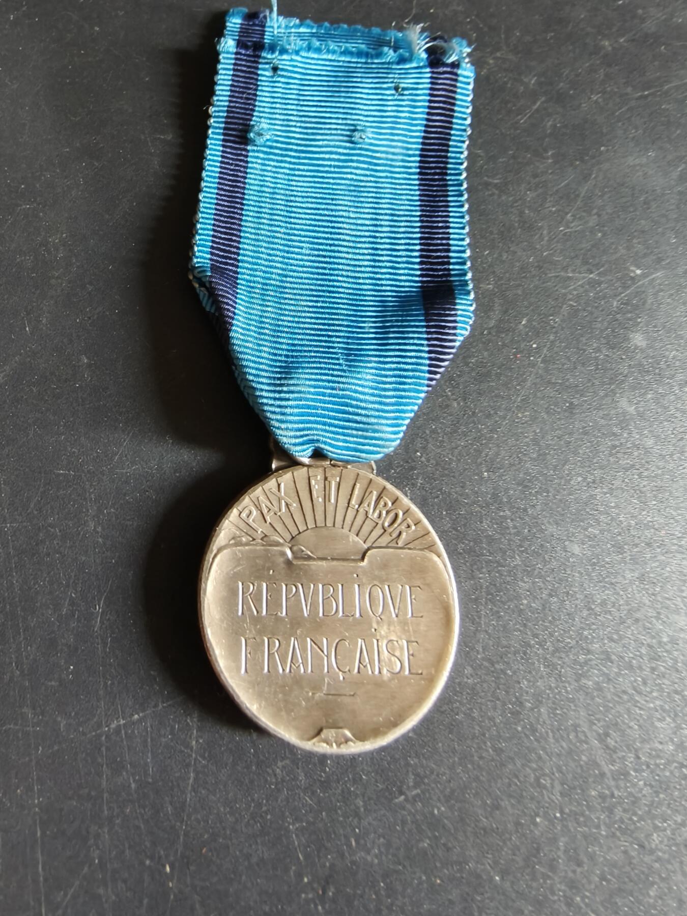 老王徽章第191期 法国银级体育奖章     950银     带纸盒     15.9g