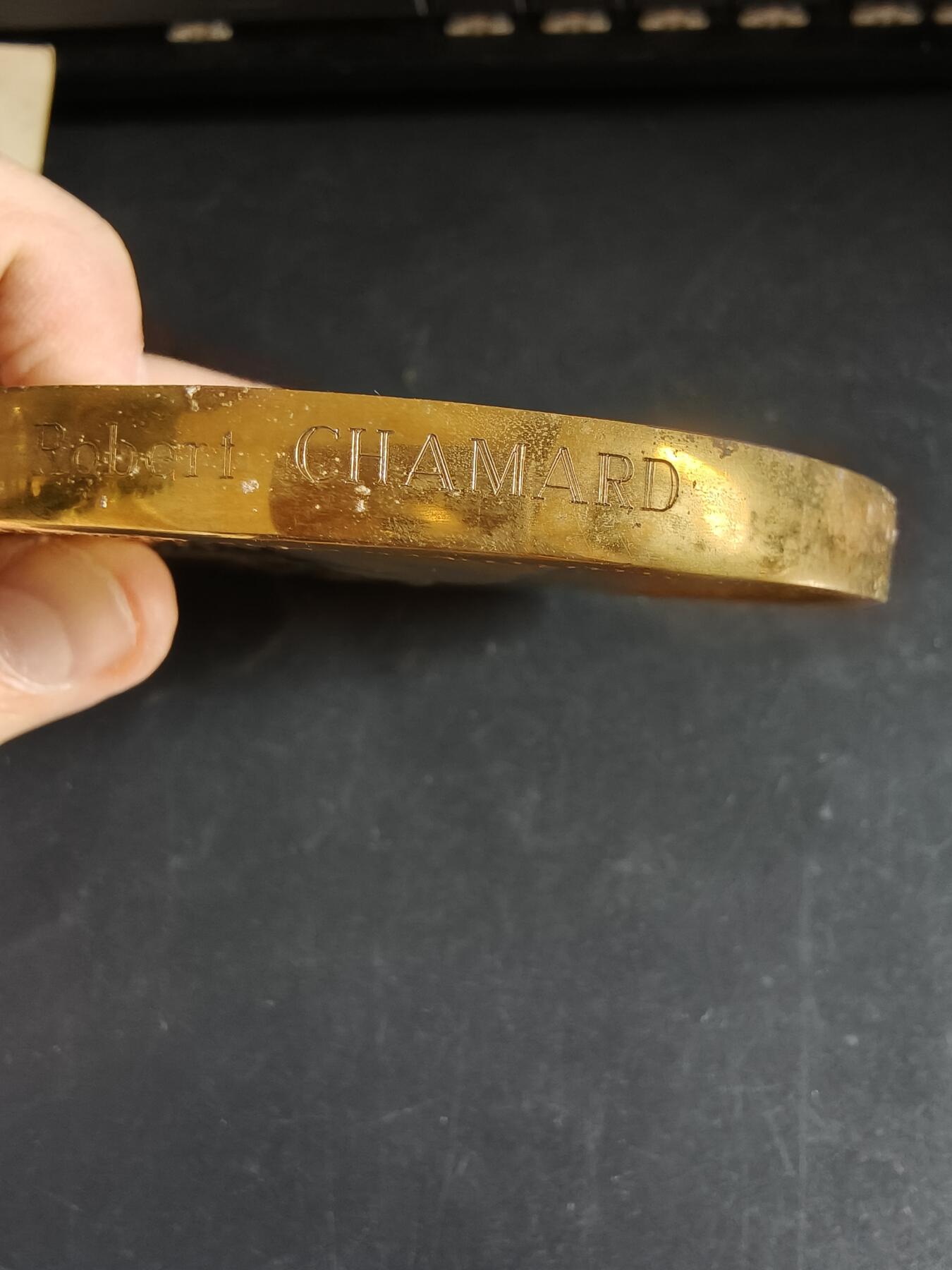 老王徽章第191期 法国夏尔戴高乐将军逝世镀金大铜章     原盒带证书     带边铭     青铜镀24k金     大师阿尔贝·德·耶格尔作品      直径11cm      重量679.4g