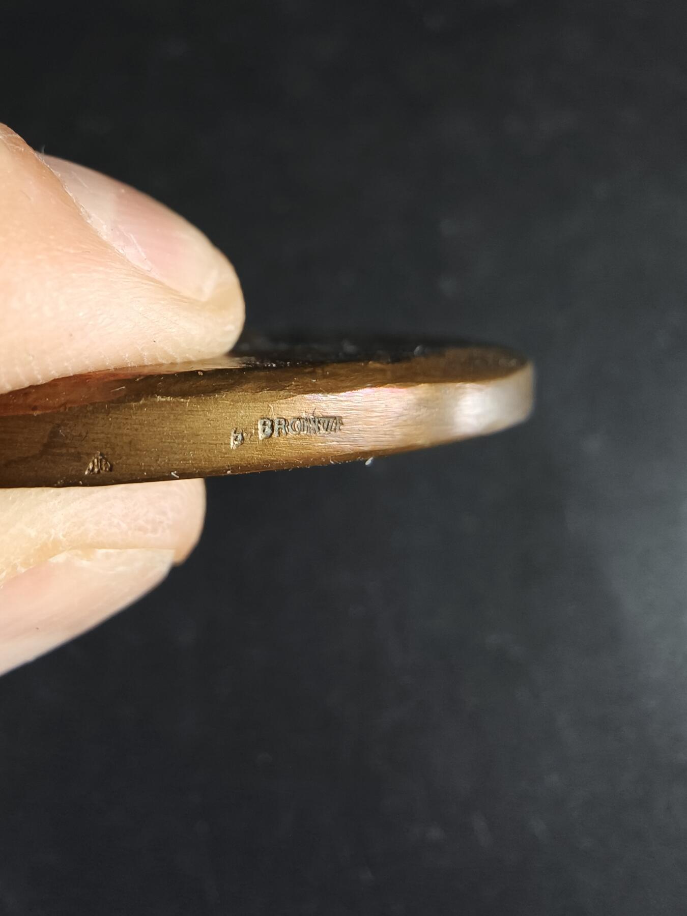 老王徽章第191期 法国圣路易医院阿尔贝·穆谢博士大铜章     阿尔贝·穆谢是20世纪初法国巴黎圣路易医院的核心医学教授、博士，专攻内科/热带医学，是当时法国医学界的知名学者       直径68mm     重量135.4g