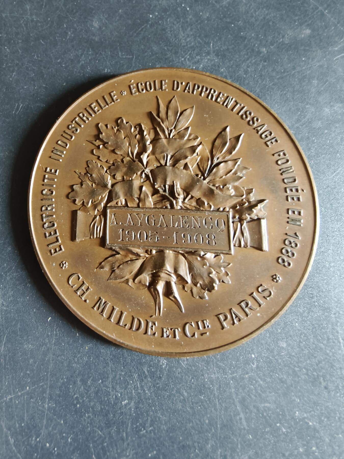 老王徽章第191期 法国1908年巴黎电力工业学徒学校毕业大铜章      大师L.勒努瓦作品      直径68mm      重量80.1g