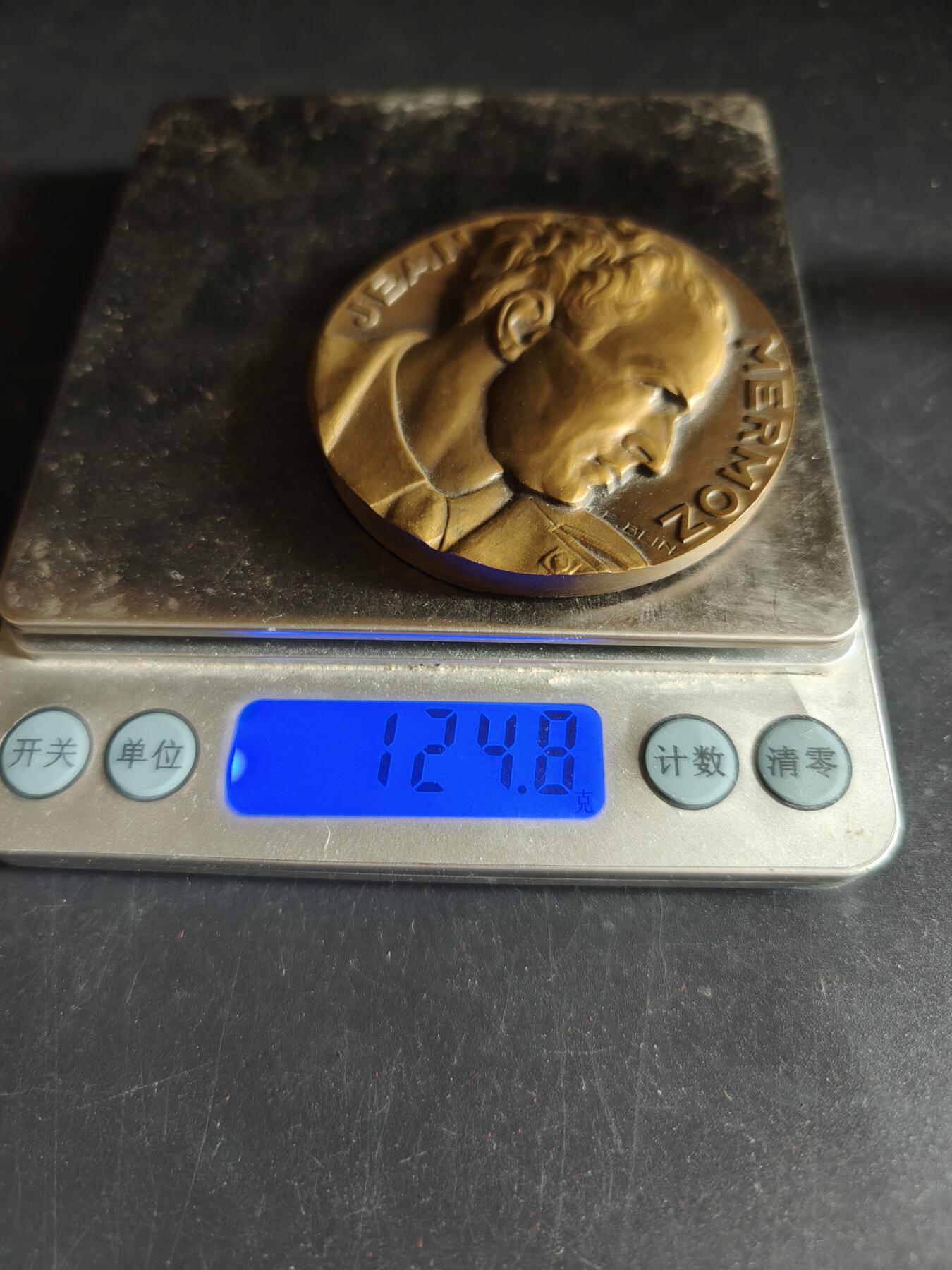 老王徽章第191期 法国航空英雄让·威尔莫茨大铜章     原盒      -他是法国航空邮政的核心飞行员，开辟了多条跨大西洋、跨非洲的传奇航线，是人类商业航空的先驱，并且于1930年完成人类历史上首次跨南大西洋不间断飞行，创造了航空史上的里程碑      背面为胜利女神      装饰风格名作       直径60mm     重量124.8g