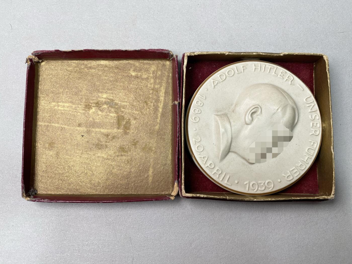 万国钱币拍卖第064期 1939年德国民族社会主义工人党党首50大寿纪念巨型陶瓷章 金边勾勒超高浮雕极其厚重带原盒的顶级收藏品 119.6g 85mm 