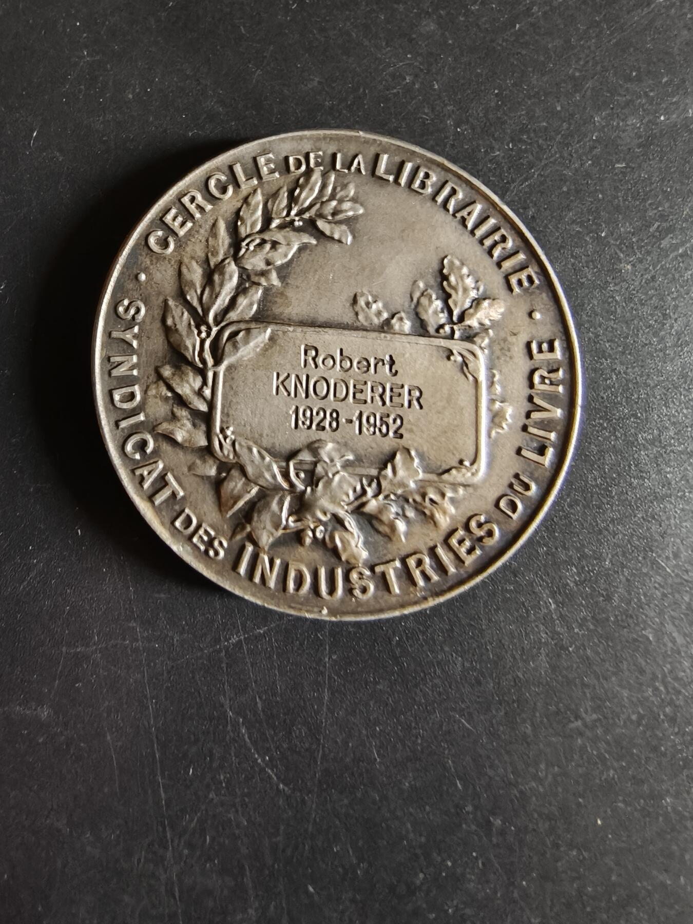 老王徽章第191期 法国书业俱乐部图书工业协会镀银大铜章      公鸡头玛丽安娜      直径44mm    重量37.4g