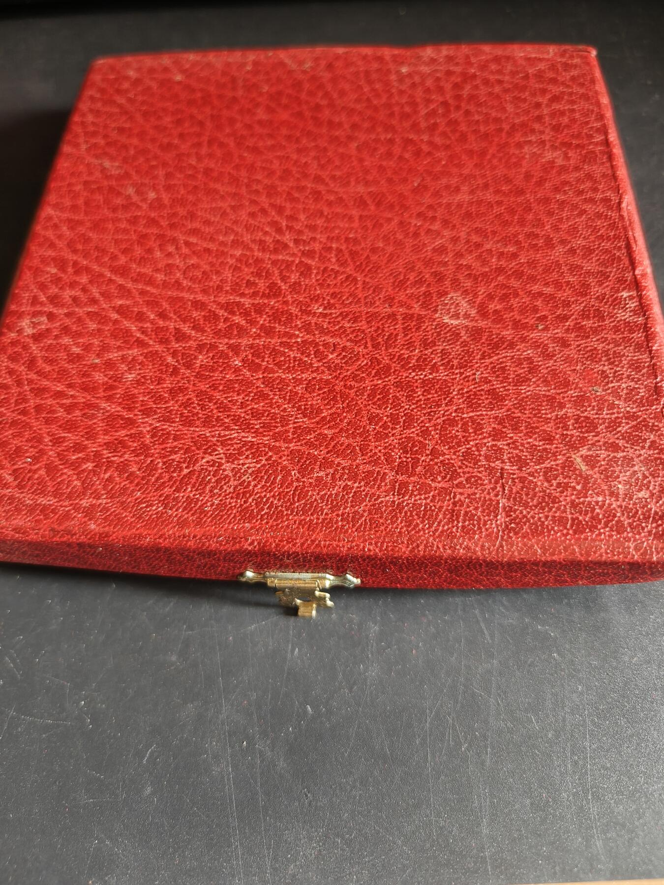 老王徽章第191期 法国夏尔戴高乐将军逝世镀金大铜章     原盒带证书     带边铭     青铜镀24k金     大师阿尔贝·德·耶格尔作品      直径11cm      重量679.4g