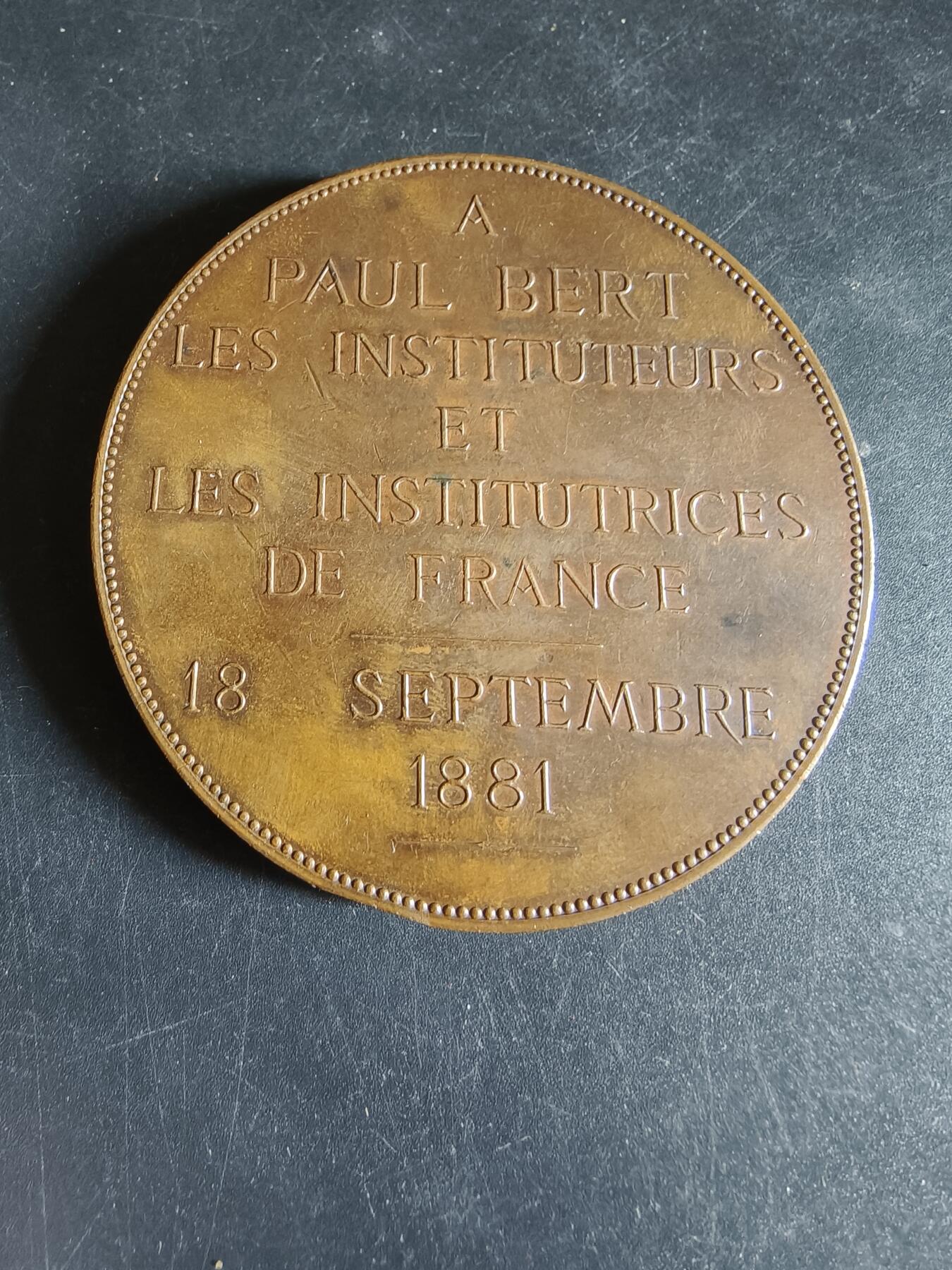 老王徽章第191期 法国教育协会教育家保罗·贝尔大铜章     原盒高浮雕     直径68mm      重量134.5g