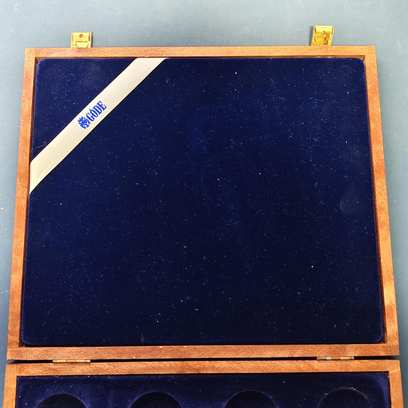 【全场包邮】纯粹捡漏拍519场 【收藏工具】德国纪念币17枚豪华收藏木盒【盒盖铭文为DEUTSCHE GEDENKMUNZEN】