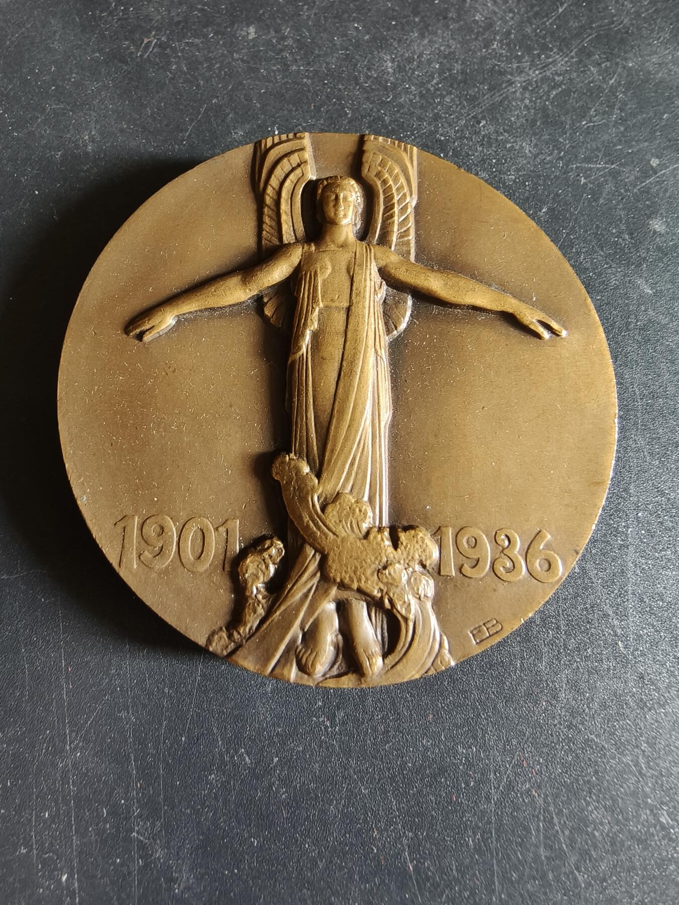 老王徽章第191期 法国航空英雄让·威尔莫茨大铜章     原盒      -他是法国航空邮政的核心飞行员，开辟了多条跨大西洋、跨非洲的传奇航线，是人类商业航空的先驱，并且于1930年完成人类历史上首次跨南大西洋不间断飞行，创造了航空史上的里程碑      背面为胜利女神      装饰风格名作       直径60mm     重量124.8g