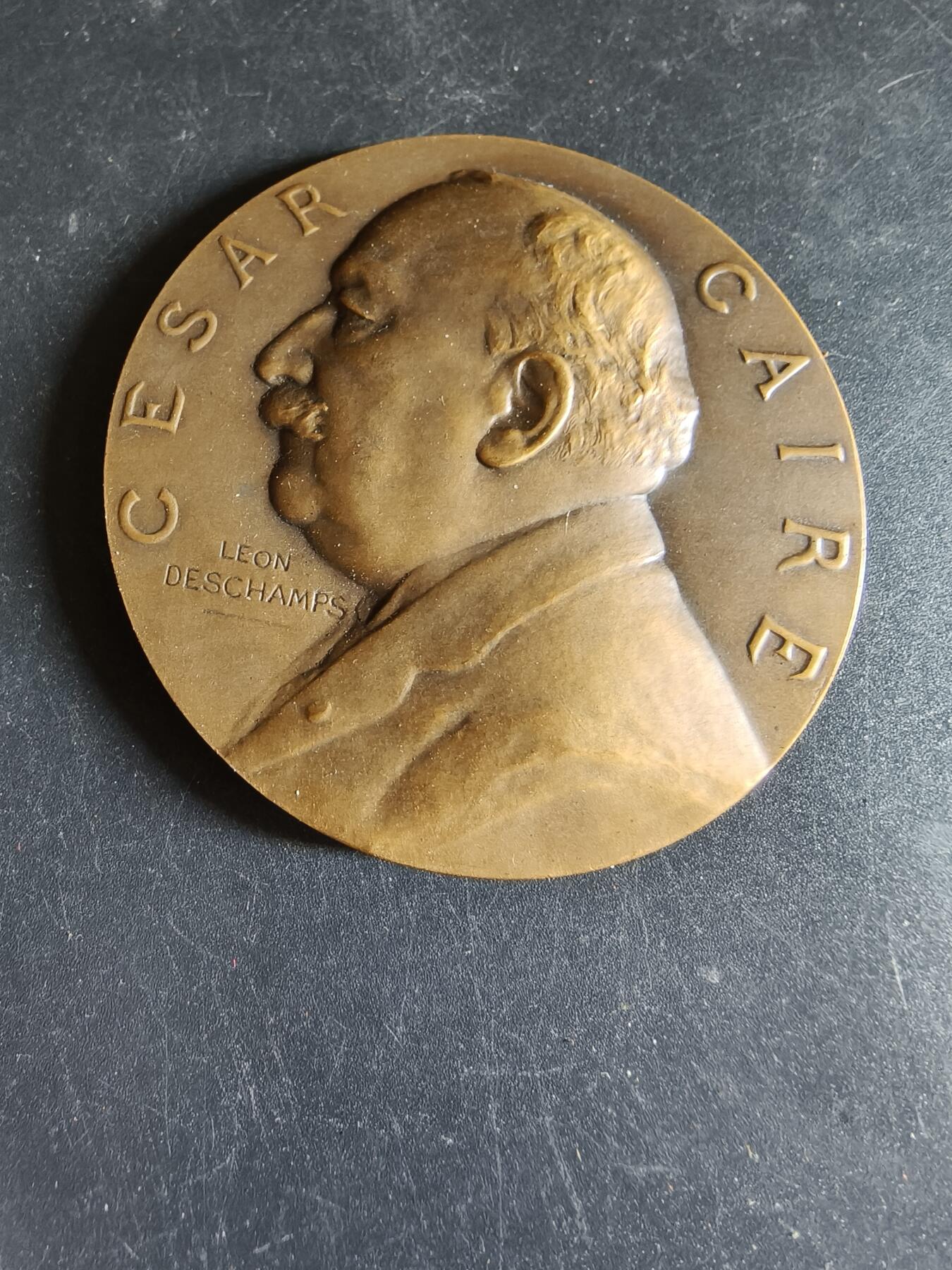 老王徽章第191期 法国1925年巴黎市议员塞萨尔·凯尔任职25周年大铜章      原盒,盒子卡扣有老化变形      大师莱昂·德尚作品      直径60mm     重量97.5g