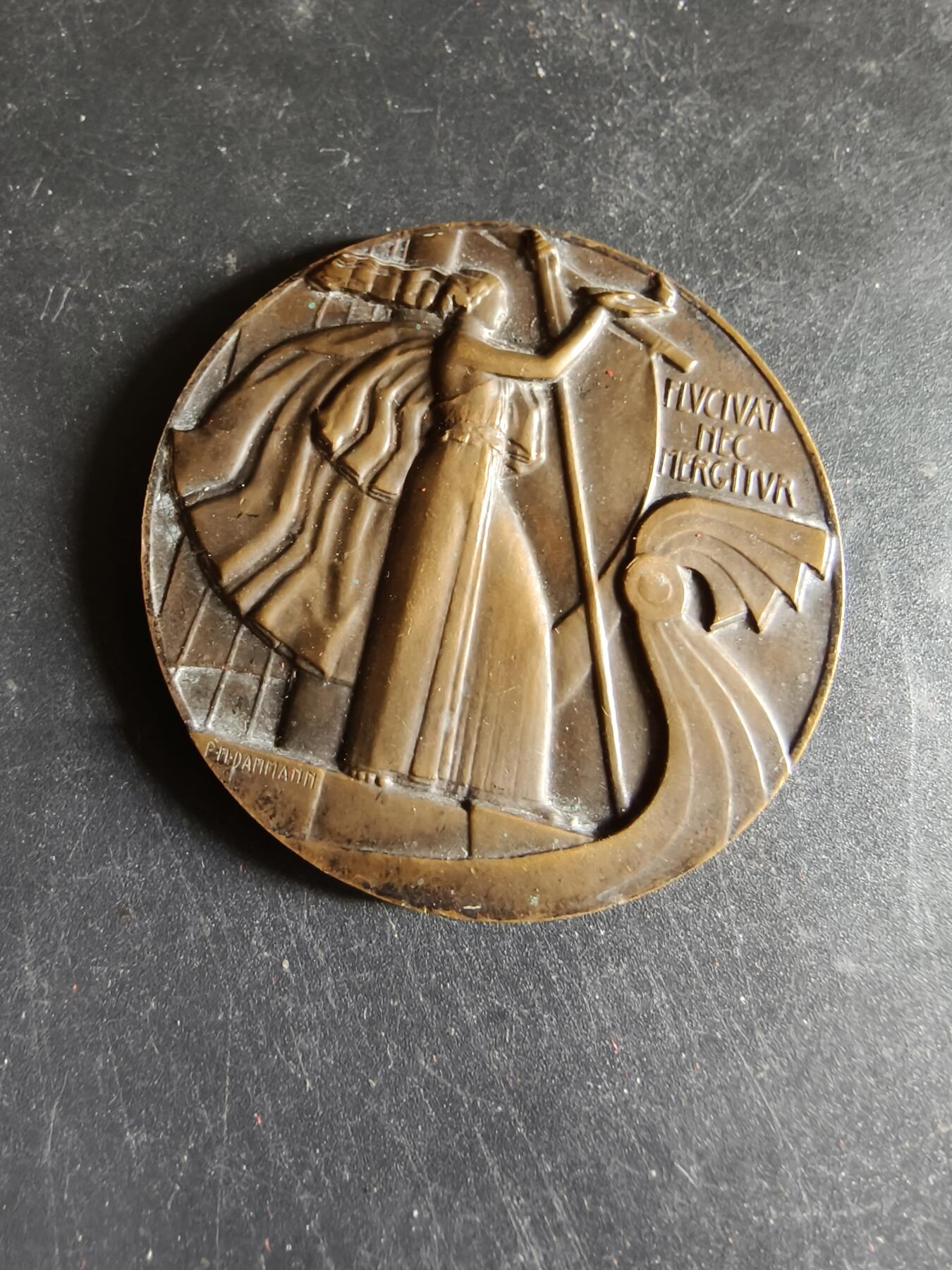 老王徽章第191期 法国巴黎电影-摄影-无线电职业教育协会大铜章    原盒，盒子背后老化开裂     装饰艺术大师夏尔·达曼作品     直径50mm     重量54.5g