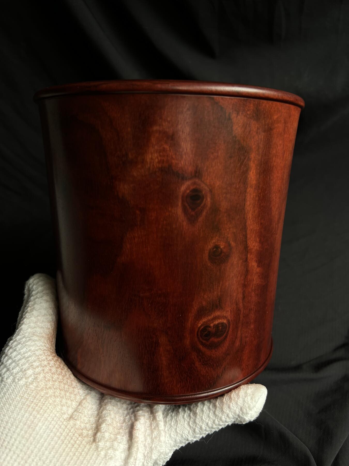 零元拍：精工非洲小叶紫檀（非印度小叶紫檀） 大号笔筒，满纹带水波带瘤子。差不多有七斤左右，精工打磨，花纹漂亮。16.8/16.5/15.5/壁厚约1.7CM。