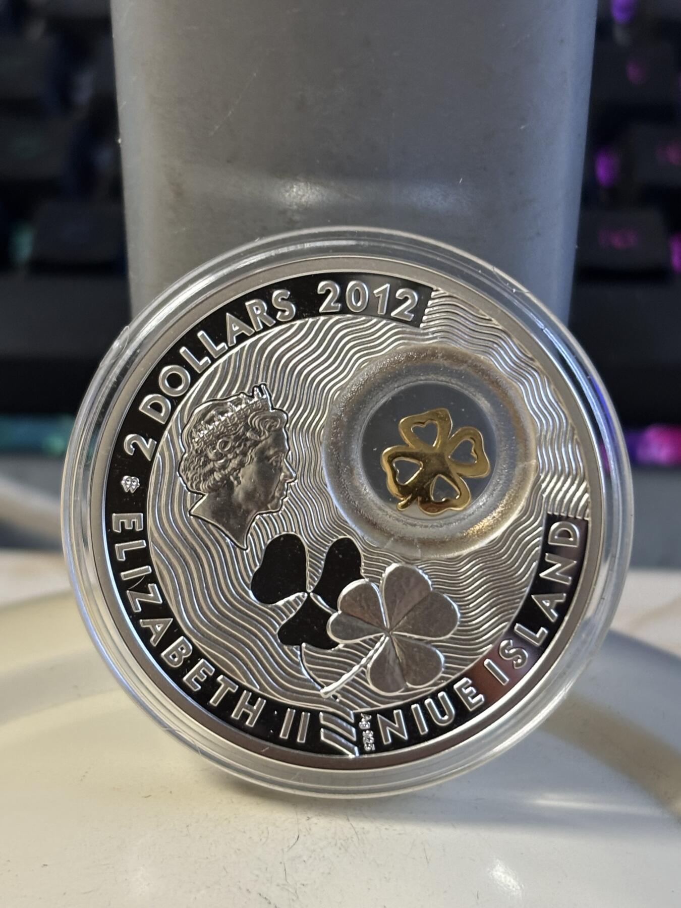 第196期拍卖 纽埃2012年 幸运钱币(2)四叶草纪念银币，925银，28.28克