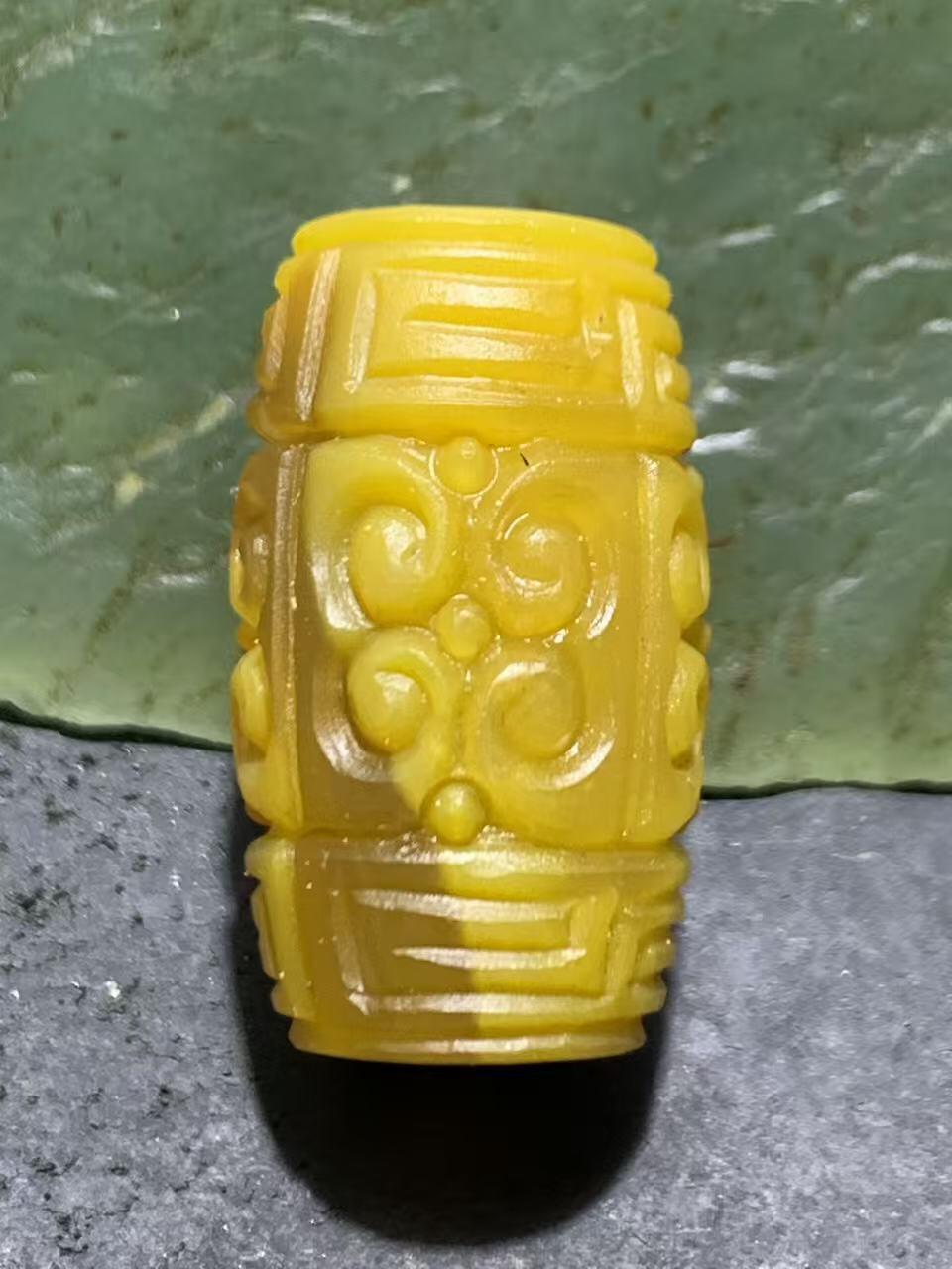 精美高润度冻料鸡油黄战国红玛瑙手工雕刻回纹桶珠一颗，