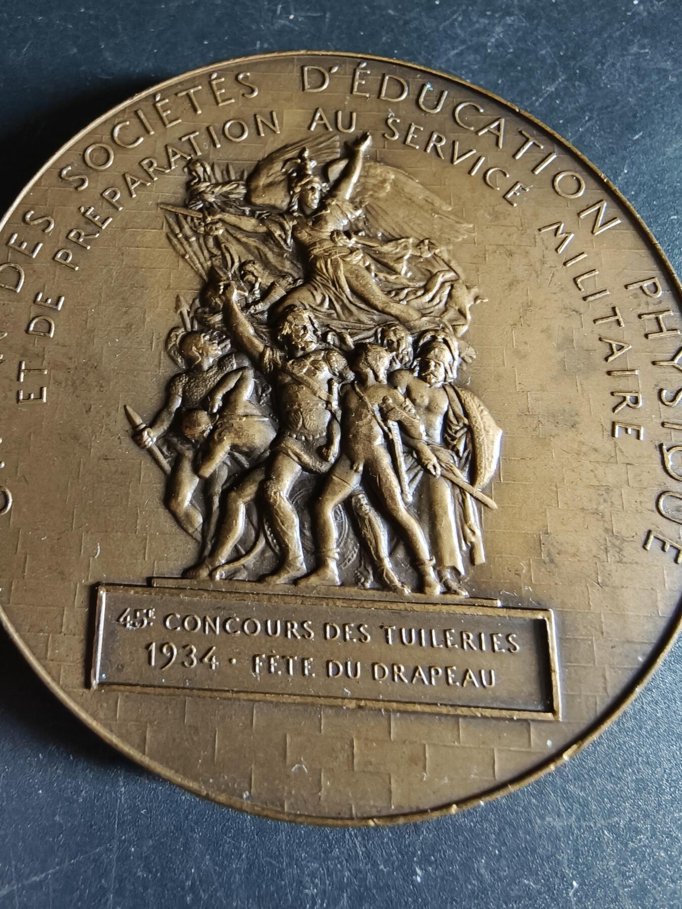 老王徽章第191期 法国体育教育协会暨军事预备服务联盟大铜章      大师让·维尔农作品      背面为胜利女神➕战士形象   正面为法国军事体育奠基人阿道夫·谢龙       直径68mm     重量154.9g