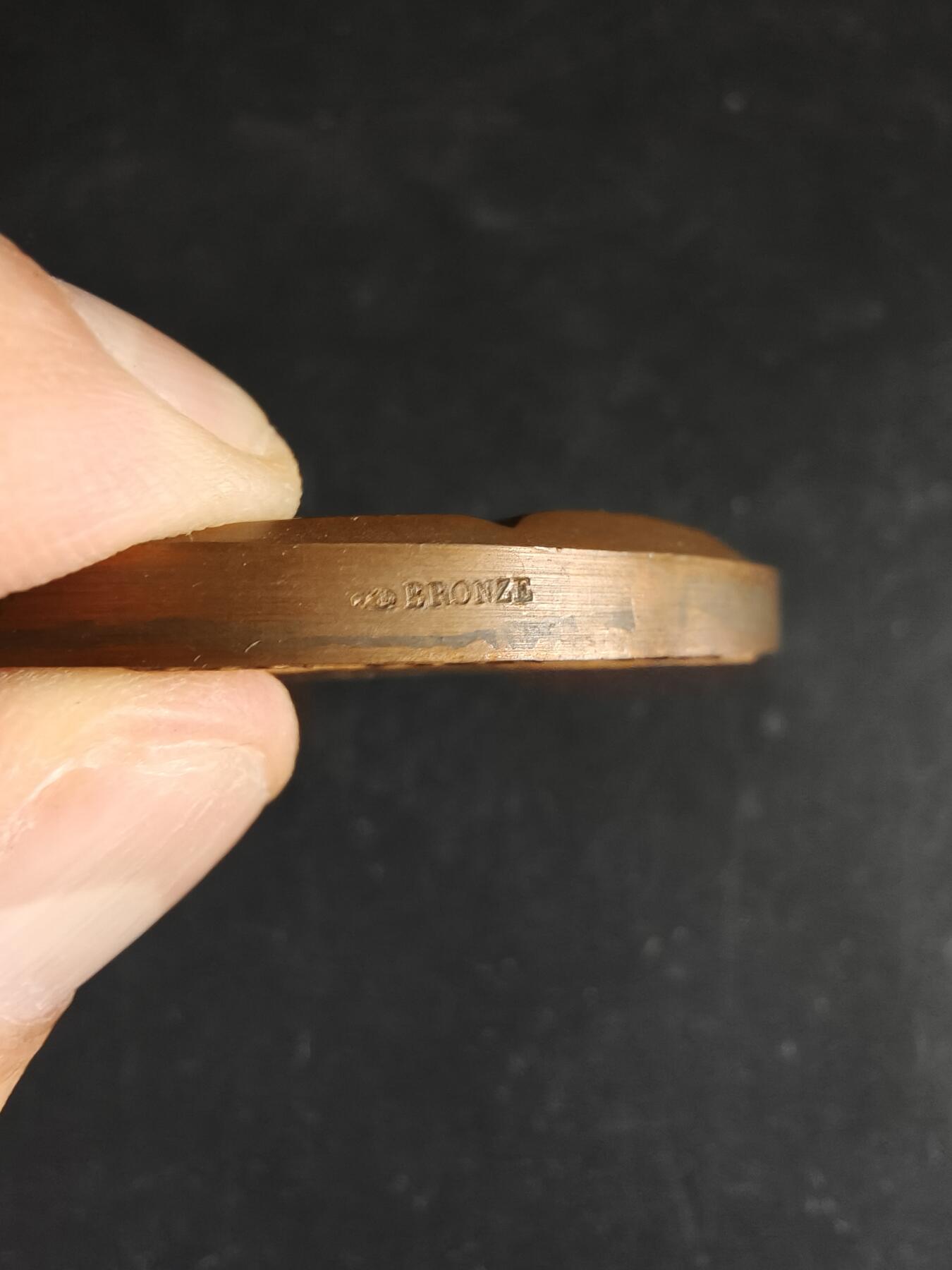 老王徽章第191期 法国二战第一集团军强渡莱茵河大铜章     正面为法国参谋长塔西尼将军     大师皮埃尔·图林作品       直径68mm     重量168.9g 