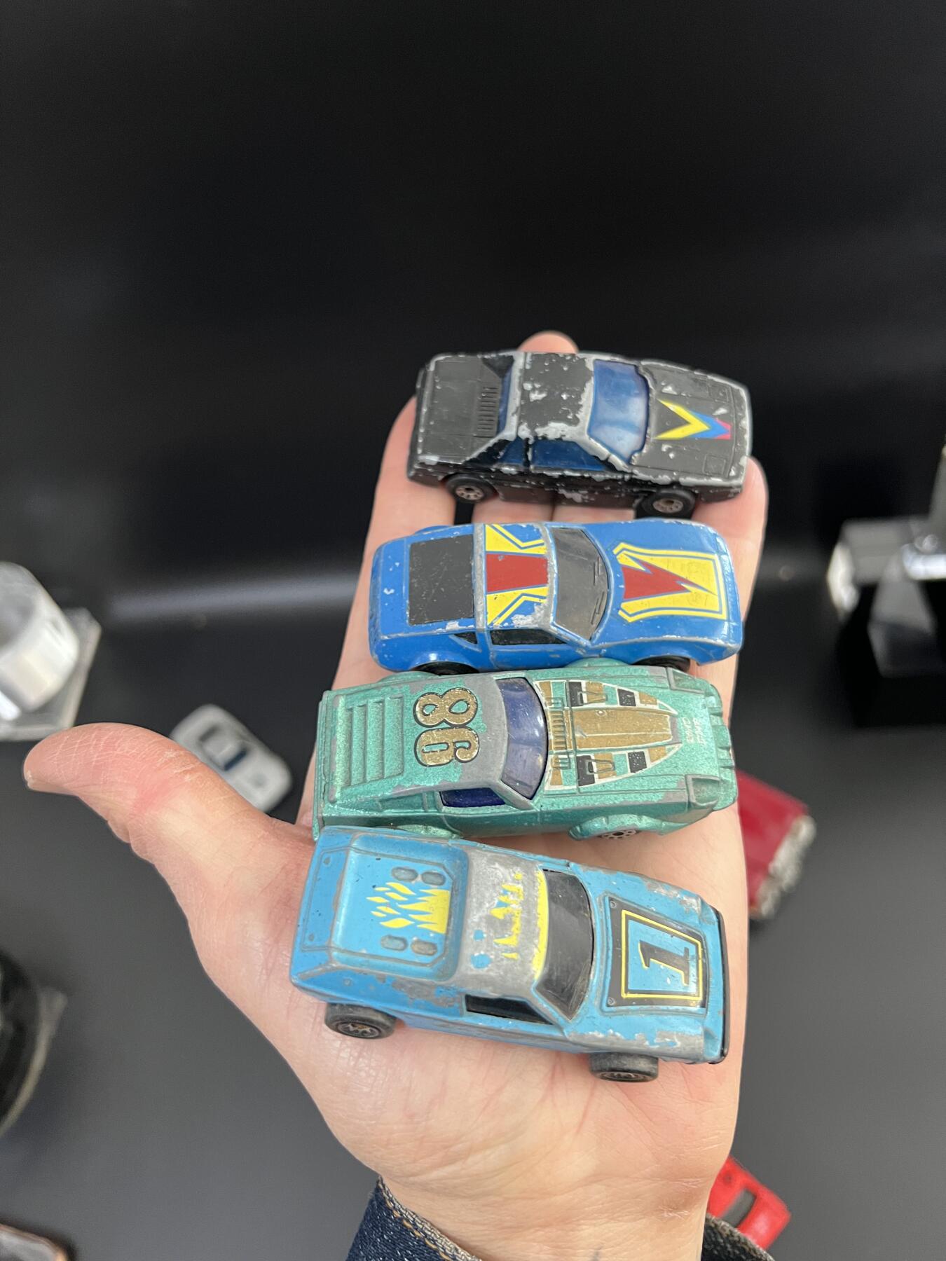 零元拍： 十台90年代老古董小车模型，大部分为合金车，品相全部为战损级别。