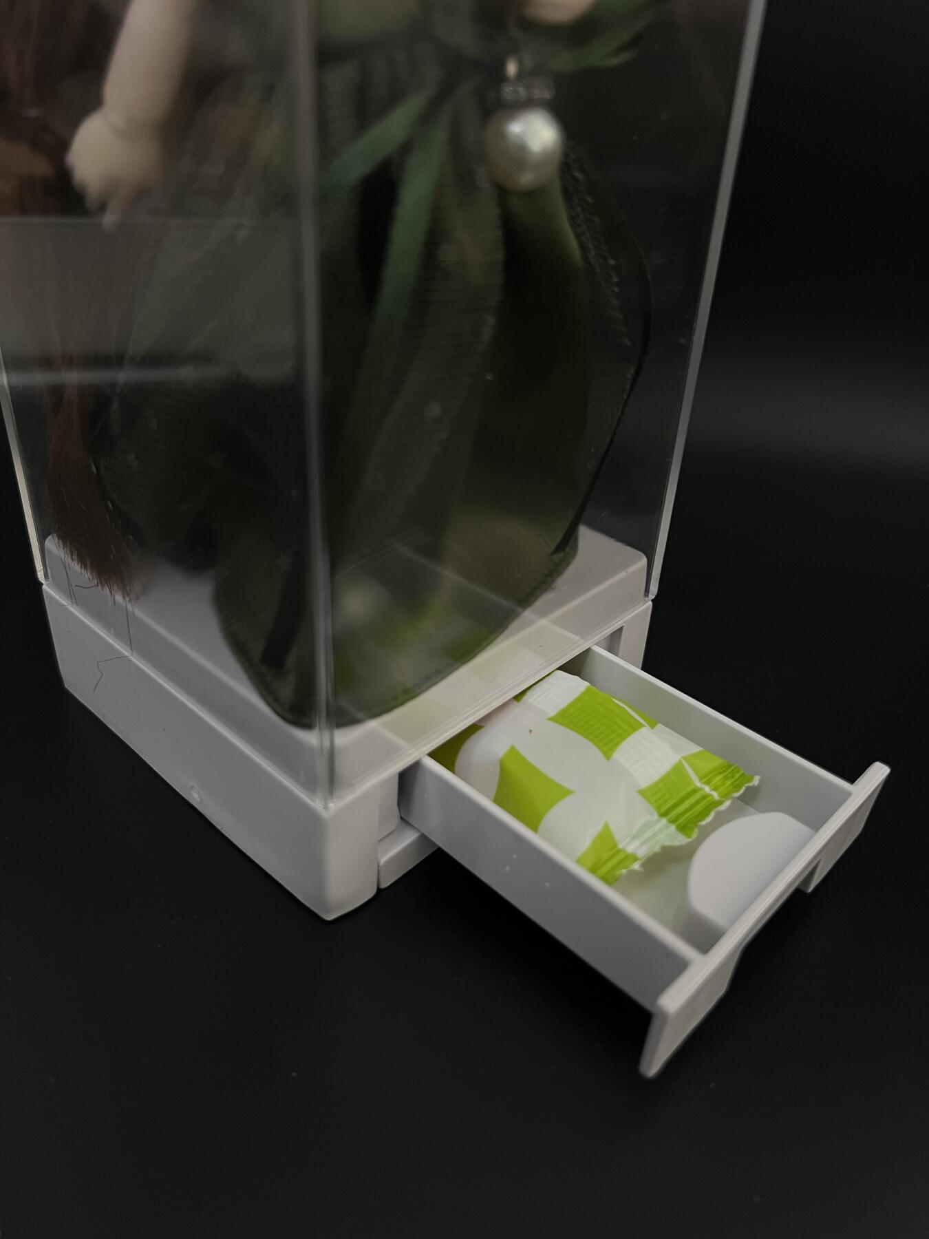 零元拍：正版食玩叮小马娃娃，可动素体，无瑕疵。积木格纳库收纳箱，底部抽屉可开，内含糖果一枚，购于伊藤洋华堂。高21.5CM（格纳库）无包装盒。