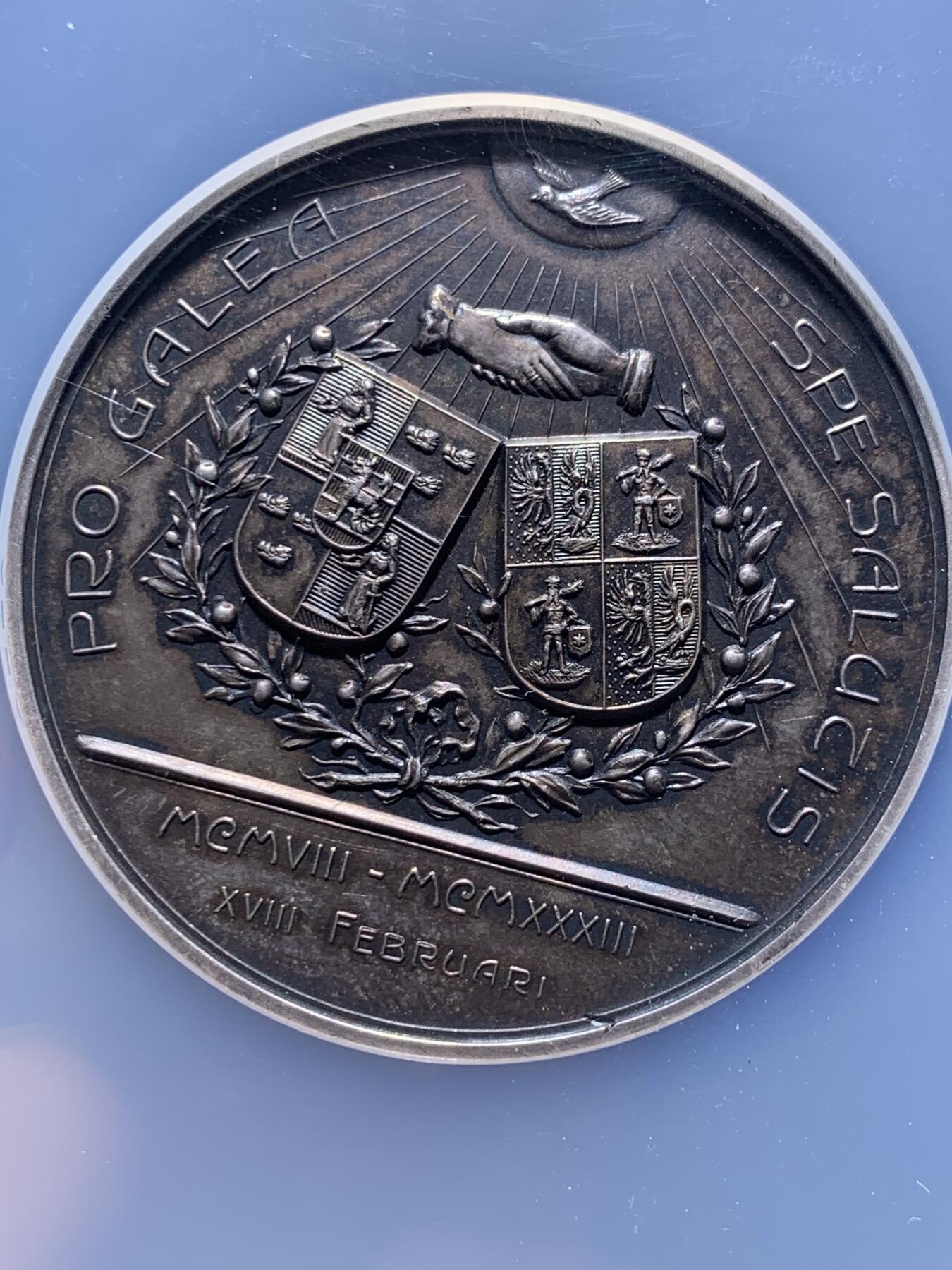 《竞宝斋》第477场 周日，周一 2场连拍 （全场包邮）欢迎送拍 NGC MS62 荷兰1933年婚礼纪念大银章，荷兰婚典题材经典纪念章。正面图案双文章,铭文译为”婚姻是心灵的港湾“，背面铭文译为”玫瑰会凋谢，花朵会枯萎，爱与怀念永恒留存“烂漫至极。直径：50mm，重：50.4g，加大盒。