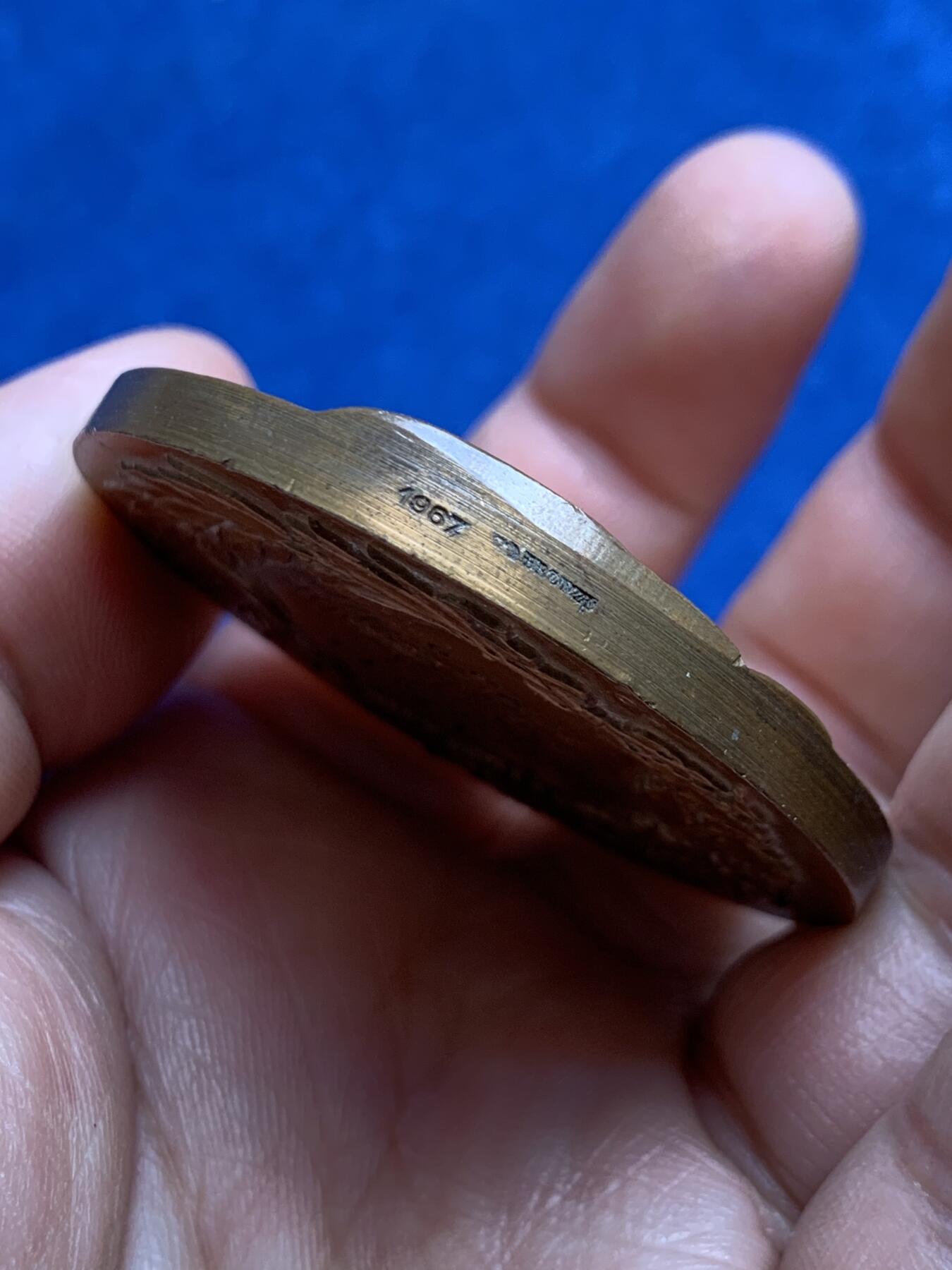 《竞宝斋》第477场 周日，周一 2场连拍 （全场包邮）欢迎送拍 1969法国著名章牌家 Édouard Charles Fraisse设计奥林匹克主题青铜纪念章 83.8克 50mm 1967 丰饶角铜标 带盒