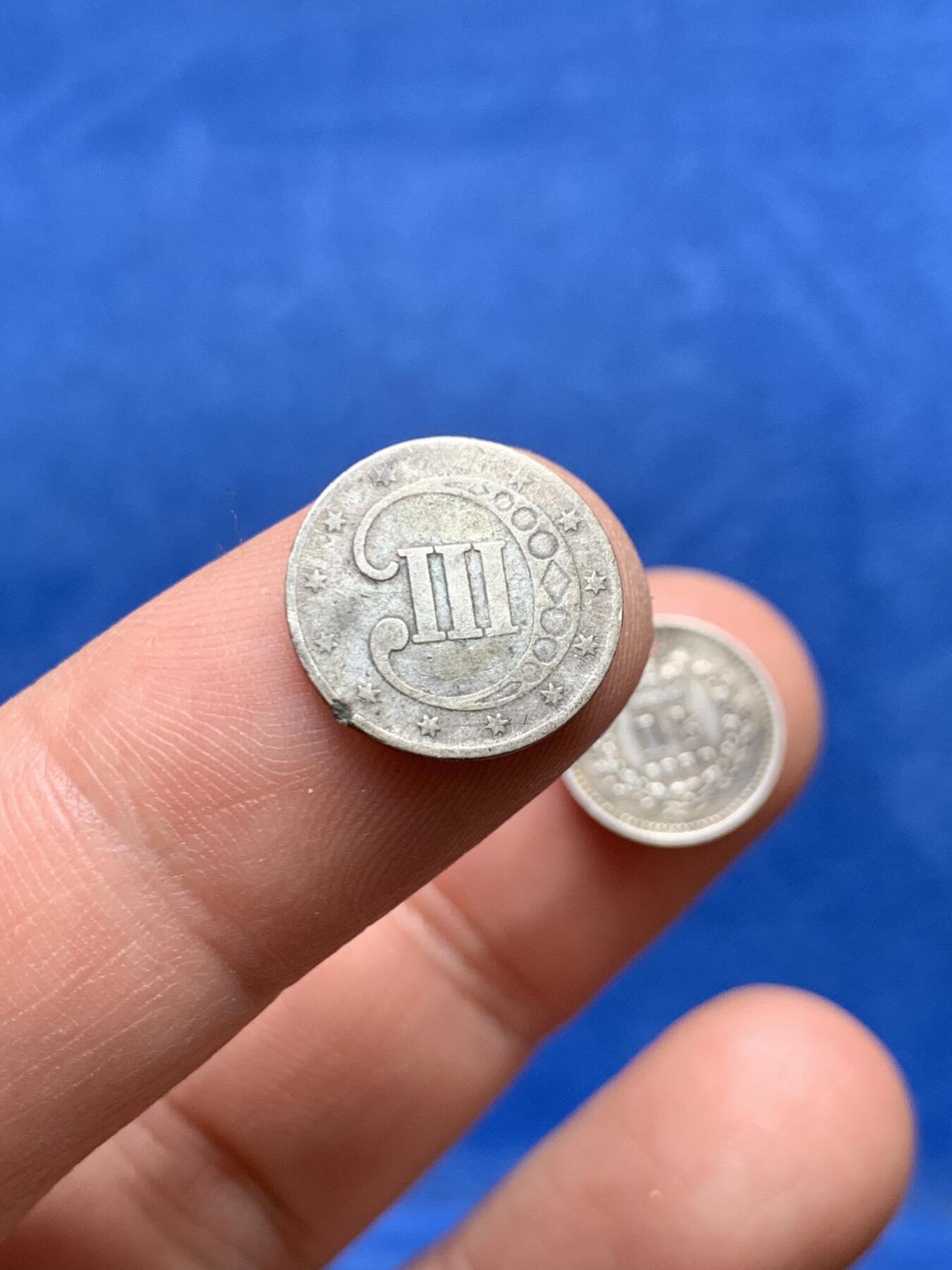 《竞宝斋》第477场 周日，周一 2场连拍 （全场包邮）欢迎送拍 两枚一组 美国1853年早期3分银币 + 英国1839年年轻维多利亚1.5银便士，老打孔，少见币值，肖像细节不错。