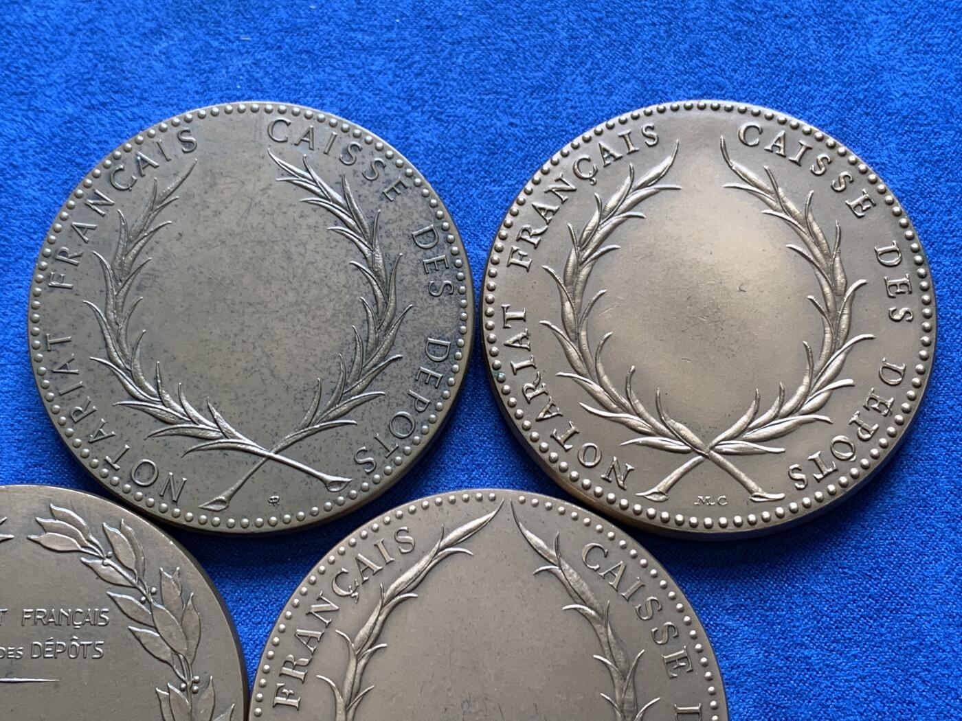 《竞宝斋》第477场 周日，周一 2场连拍 （全场包邮）欢迎送拍 四枚一组 法国信托投资局纪念大铜章 总重518克 直径约为59mm